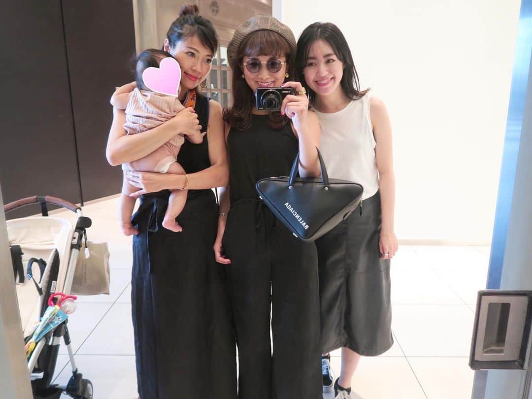 のインスタグラム：「ayu＆aoiと大阪date♡今日は3人ともblackな気分だったみたい♡ゆっくりlunchし過ぎて結局いつも通り後半バタバタ。笑 最後はわっちにも会えて、久しぶりに皆であーだこーだ言いながら楽しくお買い物出来ました＼(^o^)／さて帰ります♡」