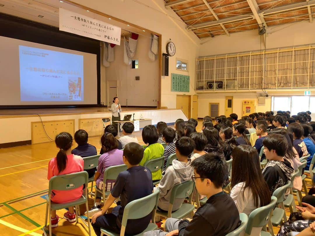 伊藤みきさんのインスタグラム写真 - (伊藤みきInstagram)「札幌市立南の沢小学校で、オリンピックパラリンピック教育講演会をさせていただきました。  みんな一生懸命聞いてくれて、とても嬉しかったです。  先生方も、ありがとうございました。  給食もご一緒させてもらいました〜。 たくさん話しかけてくれて、みんなありがとう😊  #給食は夏野菜カレー #北海道の牛乳も美味しかった  #札幌市 #オリンピックパラリンピック教育 #オリンピックパラリンピック教育講演会」8月29日 17時23分 - itomikiitos