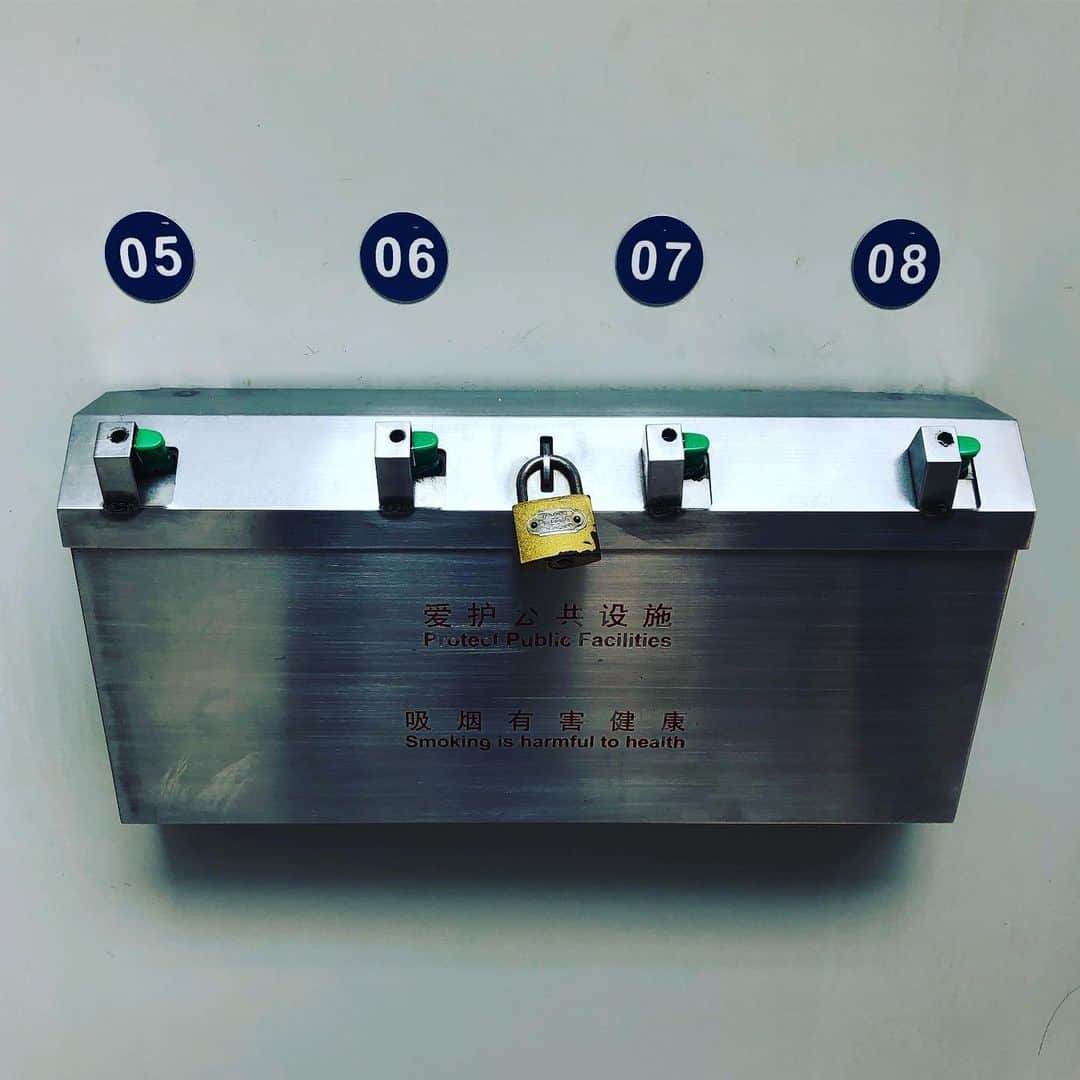 田中秀幸のインスタグラム：「ライター@上海空港」