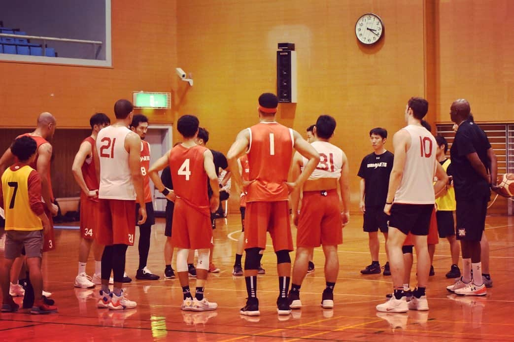 千葉ジェッツさんのインスタグラム写真 - (千葉ジェッツInstagram)「練習風景📸 #chibajets #Bリーグ #basketball #バスケ #JD #ジョシュのストレッチリラックスしすぎな件 #あつしスマイル」8月29日 17時36分 - chibajets_official