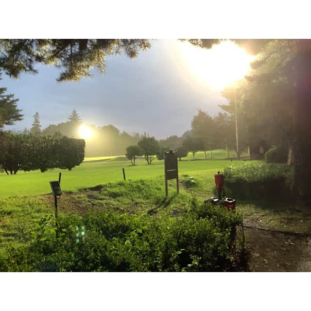 由井香織さんのインスタグラム写真 - (由井香織Instagram)「初めてナイターゴルフ⛳️に行ってきました🏌️‍♀️✨ハーフで周るのですが、だんだん夕方の空から夜の黒い空に、芝生にライトが照らされて変わりゆく景色と涼しい環境でラウンドできてよかったです🌺夏にゴルフが快適に楽しめて嬉しい！😆 #ゴルフ #ナイターゴルフ #昭和の森ゴルフコース #golf」8月29日 17時29分 - yuikaori_y