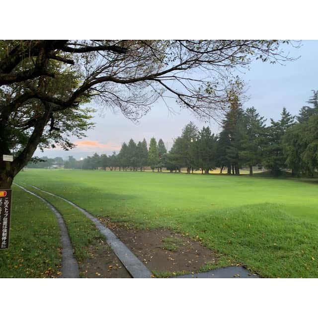 由井香織さんのインスタグラム写真 - (由井香織Instagram)「初めてナイターゴルフ⛳️に行ってきました🏌️‍♀️✨ハーフで周るのですが、だんだん夕方の空から夜の黒い空に、芝生にライトが照らされて変わりゆく景色と涼しい環境でラウンドできてよかったです🌺夏にゴルフが快適に楽しめて嬉しい！😆 #ゴルフ #ナイターゴルフ #昭和の森ゴルフコース #golf」8月29日 17時29分 - yuikaori_y