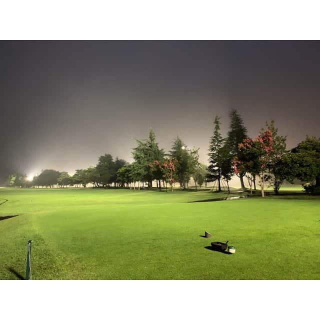由井香織のインスタグラム：「初めてナイターゴルフ⛳️に行ってきました🏌️‍♀️✨ハーフで周るのですが、だんだん夕方の空から夜の黒い空に、芝生にライトが照らされて変わりゆく景色と涼しい環境でラウンドできてよかったです🌺夏にゴルフが快適に楽しめて嬉しい！😆 #ゴルフ #ナイターゴルフ #昭和の森ゴルフコース #golf」