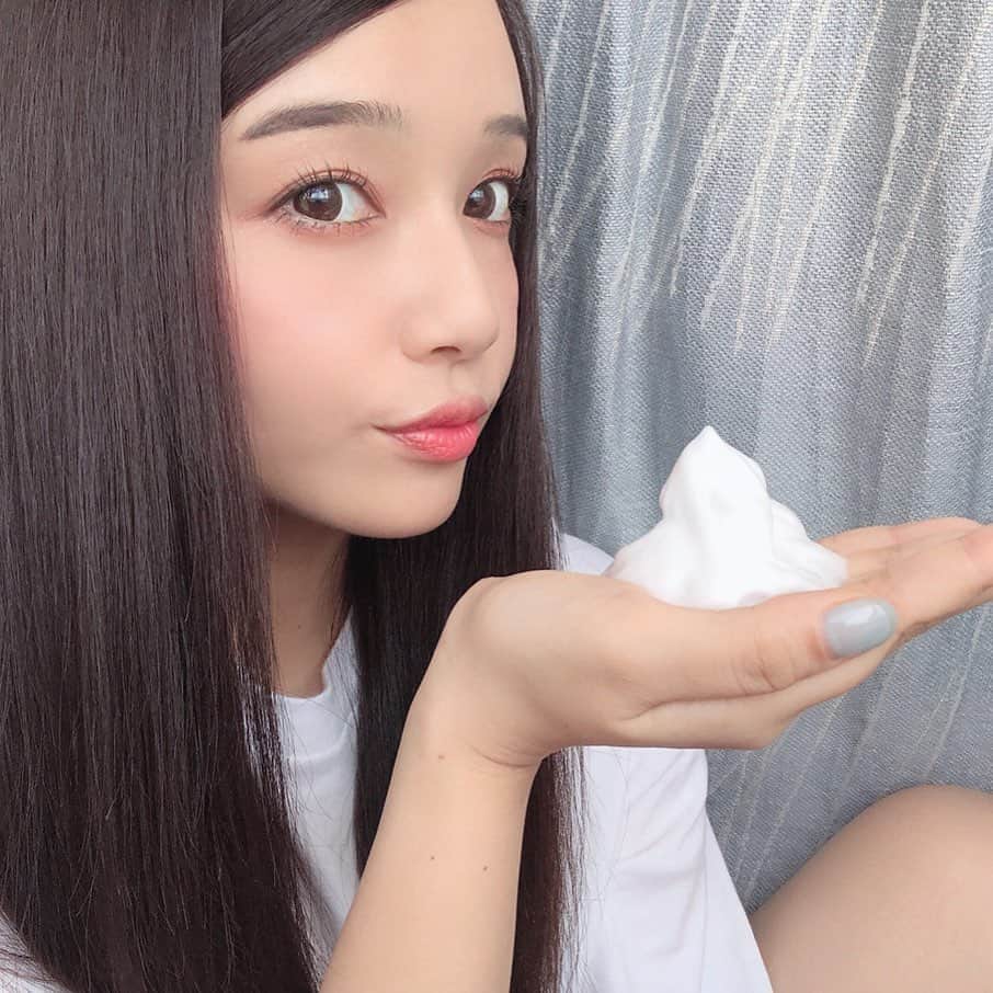 のインスタグラム：「"まさつレスな洗い方"が出来る新発売のボディソープ 『ビオレu ザ ボディ』をビオレu様から頂きました🧴🛁 . . 見て！この生クリームみたいな泡🍦！ そのまま泡で出てくるタイプのボディソープで、こすらなくてもキメ細かい濃密な泡が汚れをしっかり吸い上げてくれるんだとか☺︎✨ . . 動画みたいに手に直接取ってスーッと肌にのばすだけ。 洗いあがりもしっとりする感じがするよ💧！ . . 香りは３種類あるみたいで、 私が使ったのは【ピュアリーサボンの香り】。 爽やかなせっけんのいい香りがお風呂中に広まって癒された〜🧼✨ . . この時期のお肌は、日焼けのダメージでデリケートになってるからタオルやスポンジでのゴシゴシ洗いはほんまに禁物🙅🏻‍♀️❌ 乾燥してカサカサ肌の原因にもなるから 是非、手を使って泡で優しく洗うようにしてね🛁◎ . . 透明なケースやから、 残量がわかるのもグッドアイデアやなぁ◎ 気に入ったから詰め替え用見かけたらストックしとこ🤭🧴 . . . . #ビオレuザボディ #生クリーム泡 #まさつレス #ボディウォッシュ #バスタイム #ボディケア #手のひら洗い #乾燥 #bodywash #bodysorp #bathtime #🛁 #보디워시 #생크림 #바스타임 #PR」