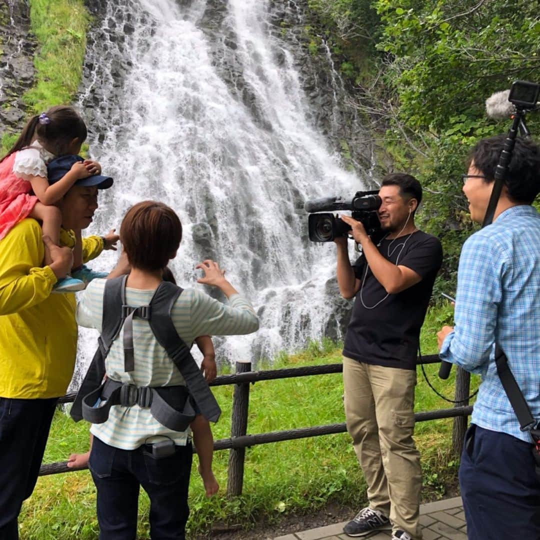 秋本ゆかりさんのインスタグラム写真 - (秋本ゆかりInstagram)「皆さま、雨は大丈夫でしょうか？まさかこの時期にこんなにひどい雨になるとは…まだまだ油断できない状態ですが、これ以上被害が出ませんように。。 皆さまくれぐれもお気をつけ下さい。 .  さて、家族出演の依頼を頂き、先日北海道に行ってきました😊 次女は初飛行機✈️ 乗り換えがあったりでドキドキしたけど、何とか？耐えてくれました😆  撮影が滞らないだろうか…いい子でいられるだろうか…迷惑になるんじゃないか… 諸々不安いっぱいでしたが、スタッフの皆さんに助けられ、無事に撮影を終えることができました☺️✨ .  子供たちも頑張ってくれて、家族としても貴重な経験をさせて頂き感謝です😌 近くで両親の仕事する姿を見て、何かしら感じてくれてたらいいが🤔遊んでるようにしか見えないか笑😂 .  北海道の自然は素晴らしかったな〜😳 美味しいものもいっぱい☺️ 北海道の魅力を感じられるツアー内容になってます🙆‍♀️ .  明日8/30(金)と9/6(金)の今日感テレビで放送されます🙇‍♀️ 雨情報と合わせて、よかったらご覧下さいね✨ ※雨の状況によっては変更になるかもしれませんのでご了承ください。 .  #rkb#今日感テレビ #北海道#北海道グルメ#北海道ツアー #取材#ロケ#北海道のクルーの皆さんと初仕事#子連れでのロケは大変だったけど楽しかった#少しでも楽しさが伝わるといいな」8月29日 17時36分 - akimoto_yukari