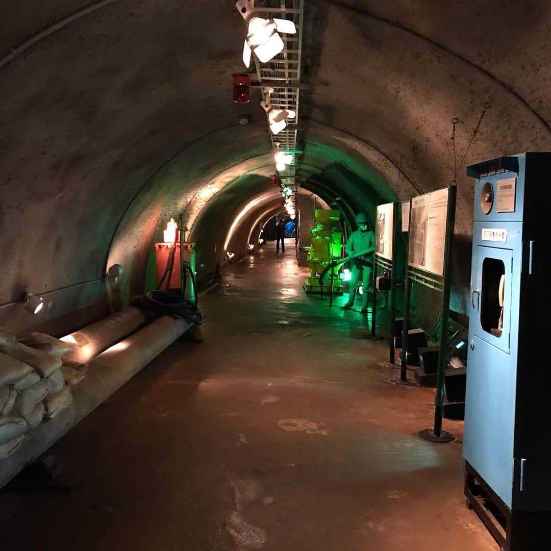 赤平大さんのインスタグラム写真 - (赤平大Instagram)「青森県津軽半島を巡る。 竜飛岬の「青函トンネル記念館」へ。海面下140mへ潜れる。 キャラクターの「もっ君」は半額にされ不貞腐れて見える。 殉職者34名、工事中の事故により毎分85トンのトンネル内出水など、昭和初期における大工事の偉大さを再認識。 #青森 #津軽半島 #竜飛岬 #青函トンネル記念館 #もっ君 #津軽海峡冬景色 #に関しては #次回 #書きます」8月29日 17時46分 - masaru_akahira