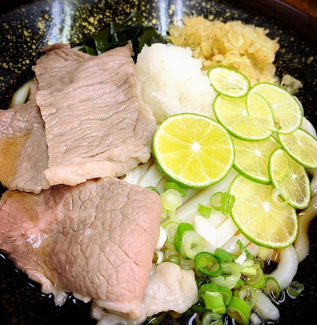 シルビア・グラブさんのインスタグラム写真 - (シルビア・グラブInstagram)「はい香川〜！まずはうどん！ちょっと欲張ったの選んでしまいました。オリーブ牛すだちおろしぶっかけにしました^_^  #フローズンビーチ #keracross #香川 #高松 #うどん市場兵庫町店 #オリーブ牛すだちおろしぶっかけうどん #実はうどん好き #japantravel #kagawaprefecture #foodie #kagawaudon #udonichiba」8月29日 17時43分 - sylviagrab717