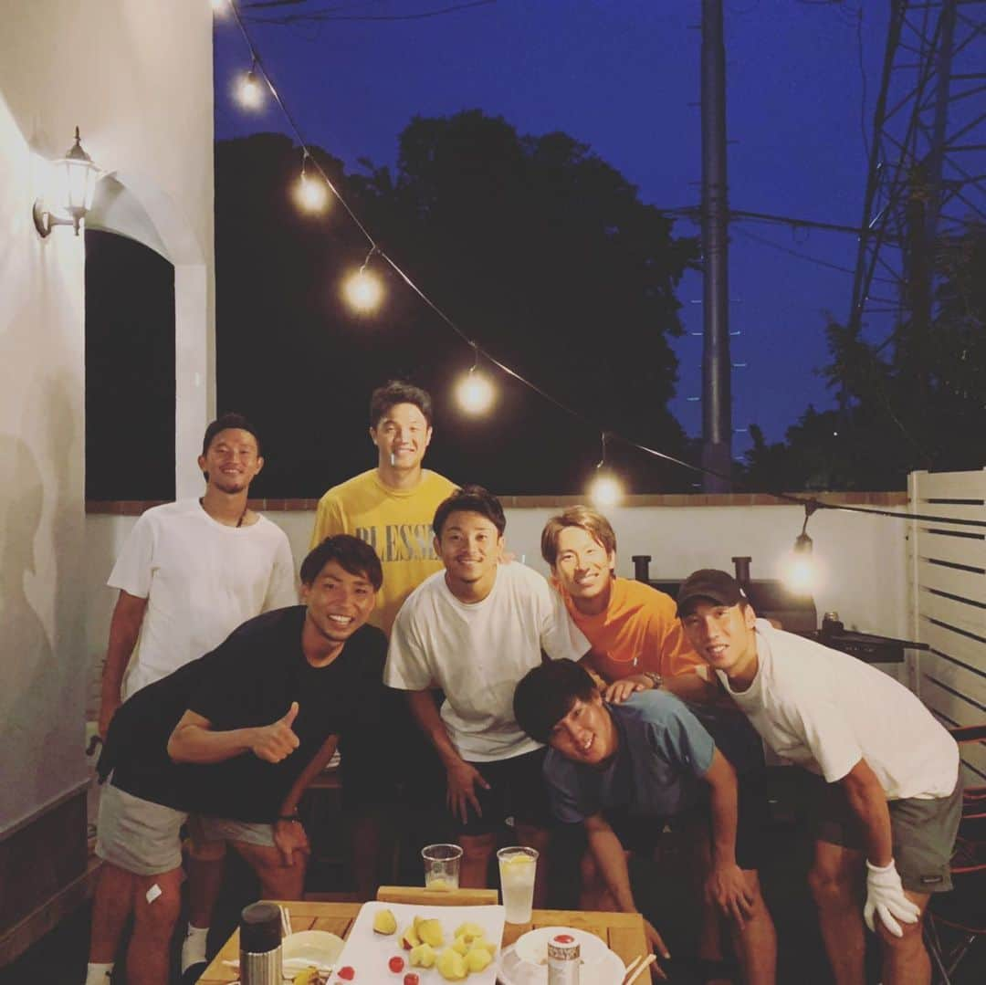 小林悠さんのインスタグラム写真 - (小林悠Instagram)「BBQ🍖  先日ノボリの家でBBQをしました😄  みんなで楽しい時間を過ごせました😊  奥さんや子供たちもとっても楽しんでくれてよかったです👌  それにしてもノボリの家豪邸だったなー😆😆😆 またBBQやるときは呼んでもらお😎笑」8月29日 17時44分 - kobayashiyu11