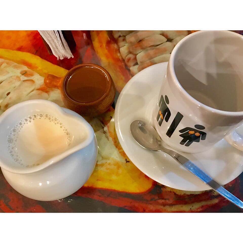朝日放送「朝だ！生です旅サラダ」さんのインスタグラム写真 - (朝日放送「朝だ！生です旅サラダ」Instagram)「@edayuri_official 続いてはリマの #絶品スポット 南米、二十数箇所に店舗を構える #チョコレート専門店 へ🍫💕 . ペルー産のカカオは #フローラルな香り が特徴。 店内には、チョコレート専門のカフェや チョコレート作りを体験できるキッチンもあり とても賑わっています！ . 私もカフェで #チョコラテ を🥰 _ #Lattedechocolate #ペルー産  #カカオ #Cacao #チョコレート作り #首都 #リマ #Lima #ペルー #Peru _ #ABCテレビ #朝日放送テレビ #生放送 #土曜朝 #8時 #朝だ生です旅サラダ #旅サラダガールズ #江田友莉亜  #海外 #旅 #travel #trip」8月29日 17時53分 - tabisalad