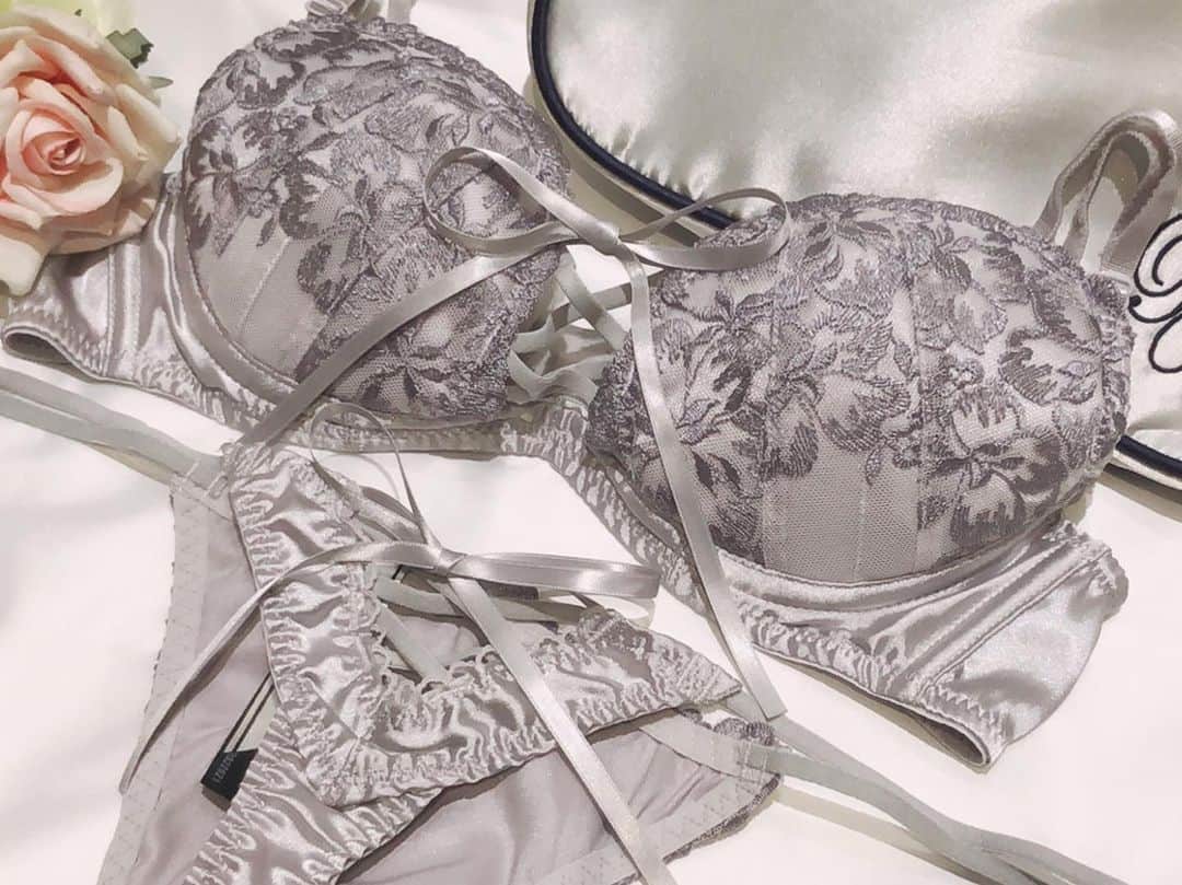 Ravijour札幌4丁目プラザ店のインスタグラム：「. ビタークロス♥️ 詳しくはブログへ✈︎ . #Ravijour #Ravijourstaff #Ravijoursapporo #ラヴィジュール」