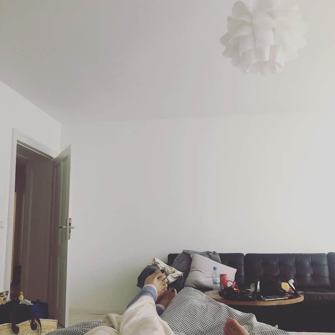 浜島直子さんのインスタグラム写真 - (浜島直子Instagram)「アパートタイプのホテルだと、キッチンも付いていて暮らすようにのんびりできるからとてもいい。  寝坊したり、トランプしたり、みんなでコマ大会したり、おにぎり作ったり。 ・ #ベルリン #ここにもみゆきちゃん #神経衰弱 #息子にめちゃくちゃやらされていた🤣 #ありがとね🤣」8月29日 17時46分 - hamaji_0912