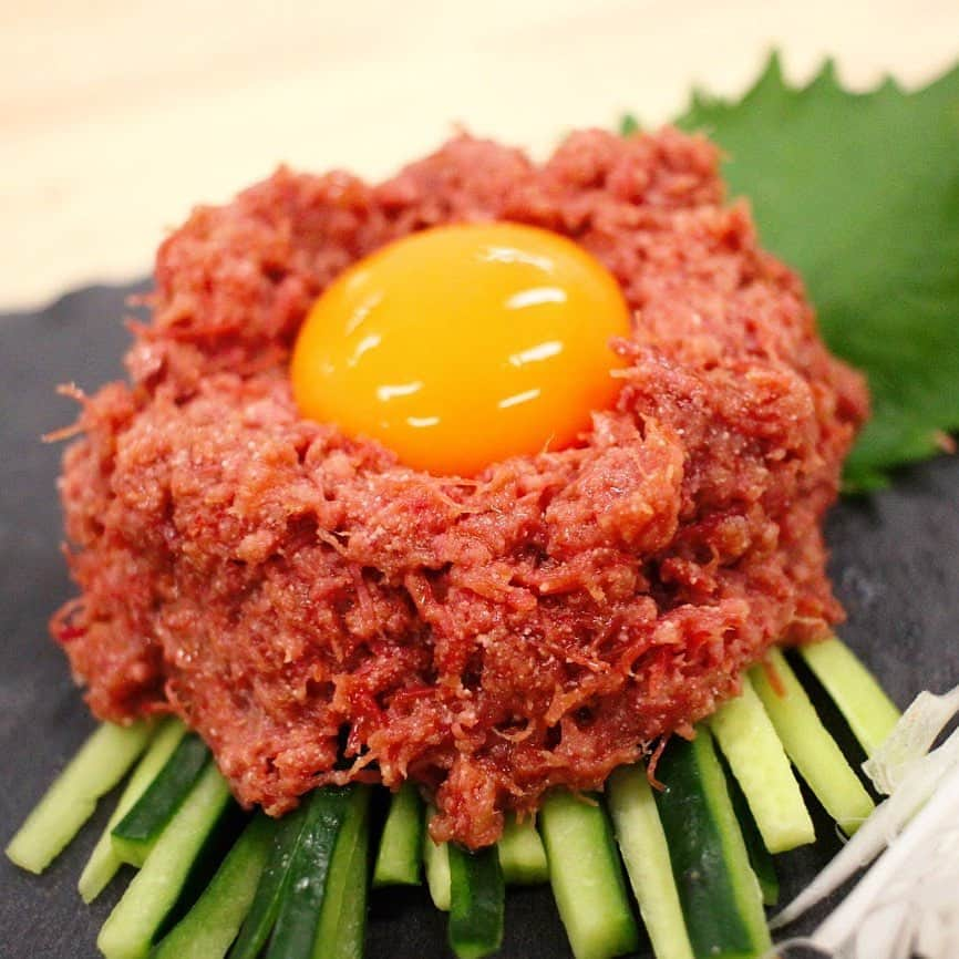 ノザキのコンビーフのインスタグラム：「＼今日は『焼き肉の日』／ 「でも今日は焼肉屋さんに行けなくて…」という皆さんにご提案です！ コンビーフを使ったなんちゃってユッケはいかがでしょうか？ コンビーフは加熱しなくてもOKなので、おうちでも手軽にユッケを作れちゃいます♪ . 🍴用意するもの🍴 ・ノザキのコンビーフ　1缶 ・卵黄　卵1つ分 ・ユッケダレ(しょう油 大さじ1/2、みりん 大さじ1/2、はちみつ 小さじ1/2、おろしにんにく 小さじ1) ・ごま油　お好みで . 🍴作り方🍴 ①コンビーフをほぐし、ユッケダレと混ぜ合わせます。 ②真ん中に卵黄を落として完成。お好みでごま油をたらして召し上がれ！ . 🐄「コンビーフはすこーし温めるとほぐしやすくなるよ。温めすぎにはご注意！」 . . #焼肉の日 #コンビーフユッケ #焼肉 #ユッケ #おつまみ #簡単レシピ #手抜きレシピ #おうちごはん #うちごはん #簡単おつまみ #ビール #ハイボール #レシピ #クッキングラム #beer #foodporn #instagood #instafood #delistagram #recipe #缶詰 #コンビーフ #ノザキ #ノザキのコンビーフ #ノザキの缶詰 #牛のマークのコンビーフ #cornedbeef #nozaki」