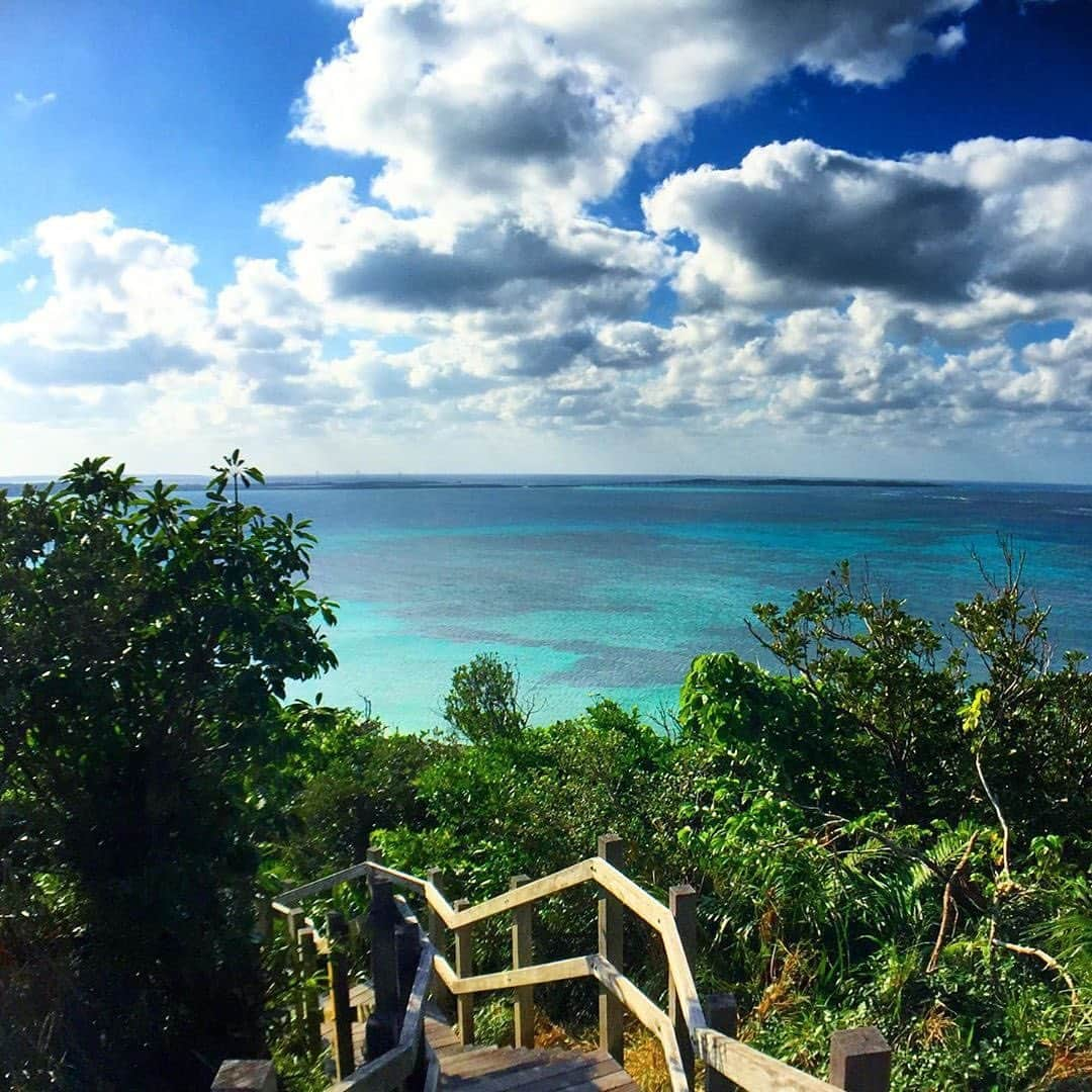 Be.okinawaさんのインスタグラム写真 - (Be.okinawaInstagram)「Stunning views from the observatory of Ogami Island that are worth the climb. 📷:@kenji_itou_  #ogamiobservatory #ogamiisland #大神遠見台 #大神島 #오가미원견대 #오가미지마 #展望台 #青い海 #observatory #beautifulsea #beokinawa #visitokinawa」8月29日 17時47分 - visitokinawajapan