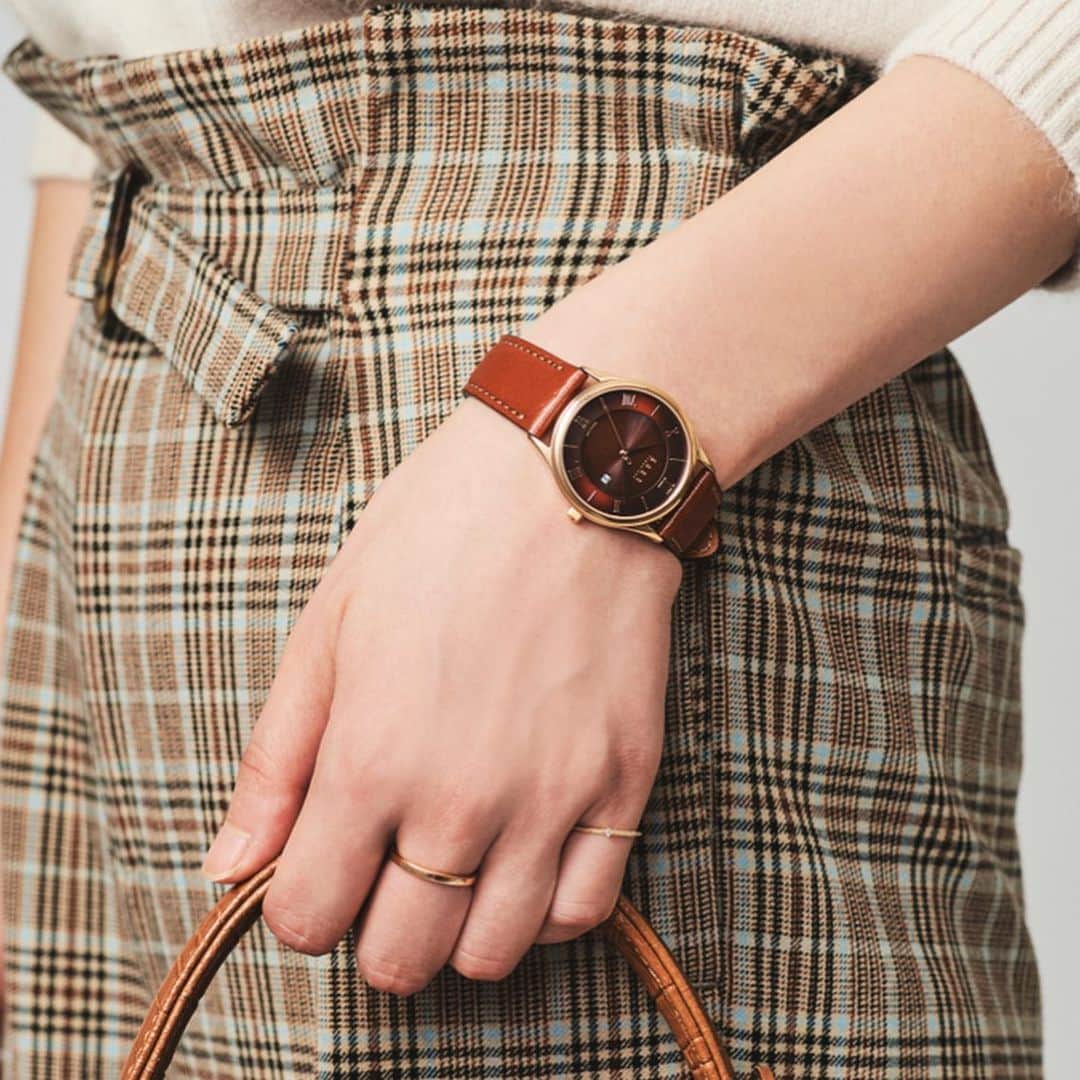 Maker's Watch Knotさんのインスタグラム写真 - (Maker's Watch KnotInstagram)「人気のレディースソーラーウォッチ。季節感あふれる新カラー追加！ 秋のファッションにぴったりなブラウンフェイス。 落ち着いた雰囲気がコーディネートの締め役に。  #knotwatch#knot#wristwear#wristwatch#madeinjapan #ノット#腕時計#時計#日本製#カスタムオーダー」8月29日 17時48分 - makers_watch_knot