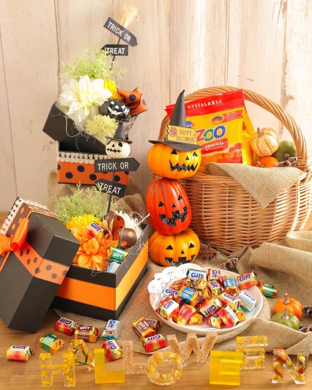 東京堂アーティフィシャルフラワーMAGIQのインスタグラム：「・ 【アーティフィシャルで季節を迎える】〜Halloween&(ハロウィン🎃&) ・ FM501.1.23.30 ベルエマムピック FM2927.4 ピンポンマムピック FM6955.1.9 ポルテダリアピック FG3515.23 フロックシダーピック ・ 【You Tube TOKYODO公式チャンネル】 見て学べて役立つ、お花に関する動画満載❗️ 👇👇👇 https://m.youtube.com/channel/UCyD95_Gb0wQhvTRm9FDJnsQ ✳️【チャンネル登録】お願いします🙇‍♀️ Please subscribe to my channel ❗️ 请注册 ❗️ 채널 등록 고마워요 😁 ・ #TOKYODO#MAGIQ#MAGIQのある暮らし#東京堂#アーティフィシャルフラワー#アーティフィシャル#アートフラワー#造花#花のある暮らし#花のある生活 #花好きな人と繋がりたい#フラワーデザイン#フラワーアレンジメント#フラワーアレンジ#アレンジメント#花が好き#花を飾る#ハロウィンアレンジ#ハロウィンアレンジメント#artificial#artificialflower #flowerofinstagram #花藝#插花#花藝課#保鮮花#不凋花#꽃스타그램#조화」