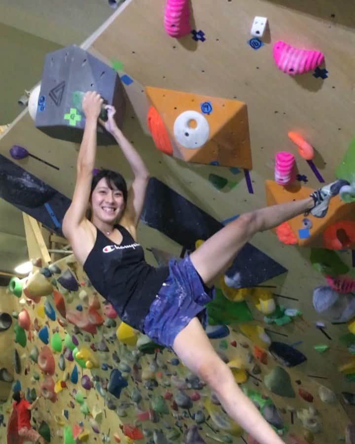 大田理裟のインスタグラム：「昨日は @shina_rocky でトレーニング🧗🏻‍♀️ 筋肉すごいって言われすぎて登ってる途中から笑っちゃってる🤣🤣🤣 最近セットしたnew課題 91番 1級 (若草テープ) 🎥 : @riquality  #品川ロッキー #品ロキ #ボルダリング #climbing #bouldering #クライミング #champion #championjp」