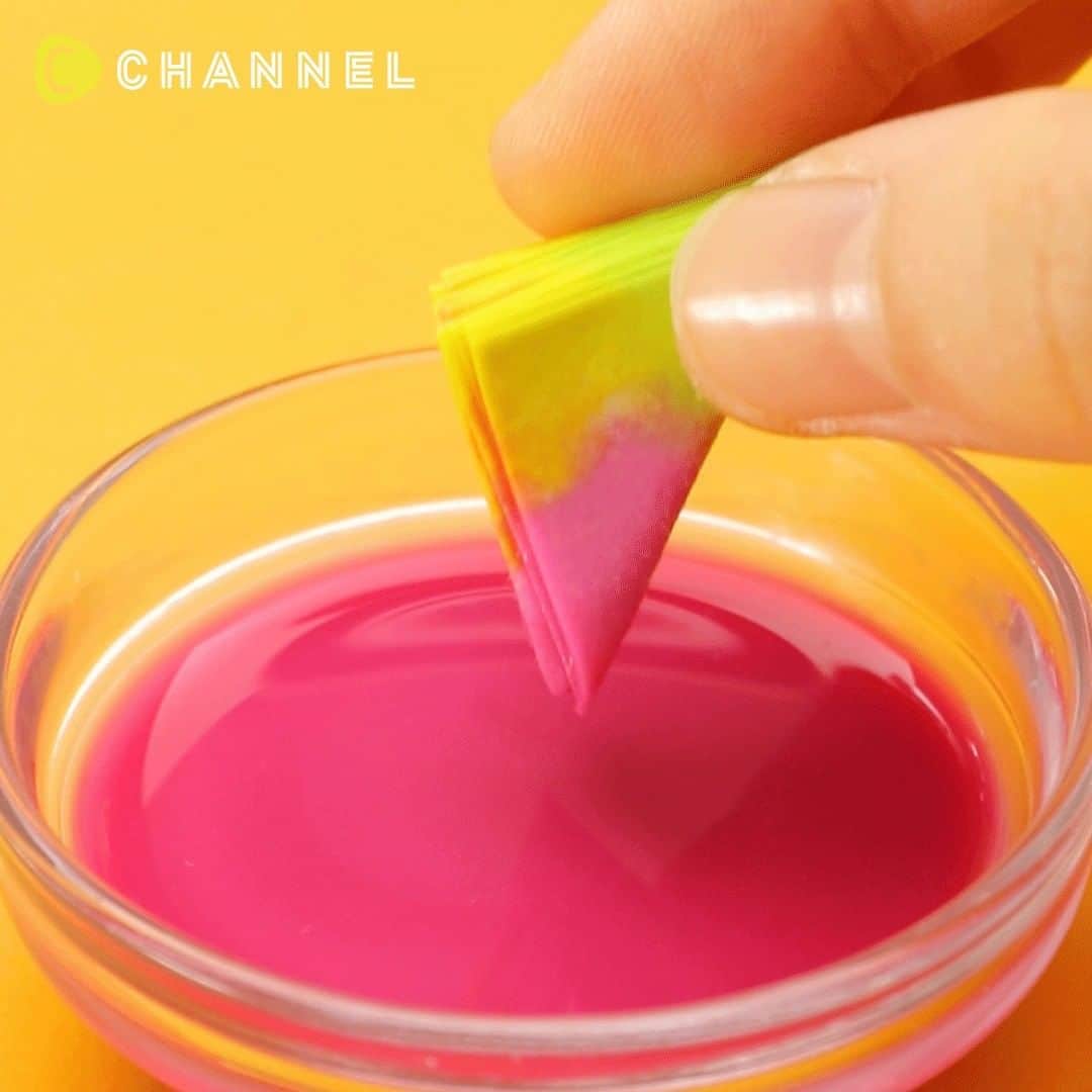 のインスタグラム：「🎶Tie dye is in! DIY Tie Dye Book📙 🎶タイダイが今っぽい♡ちっちゃなちっちゃな豆本📙 . 💗Check👉 @cchannel_girls 🎶 💗Follow me👉 @cchannel_artandstudy 🎵 📲C CHANNELのアプリもよろしくお願いします💕 . 【📖What You Need】 Tie-dye dye ・ Half a paper ・ Watercolor paint ・water ・paper cup . Miniature book ・ 15-20 sheets of text paper (100 x 35 mm) ・ Two colored paper (100 x 35mm) ・ Cover paper (130 × 50mm) ・ Cover for cover (54 × 37mm) ・ Back cover paper (5 × 37mm) ・ String for bookmarks (thin ribbon is acceptable) 65mm ・tape ・bond ・ Brush ・clip . [📖Steps] ① Dye the cover with tie dye. 1. Fold half a paper cut in half. Fold both sides in half outward. 2. Fold the outsides into a triangle and zigzag inwards to make a small triangle. 3. Add water and paint in a paper cup and make 3 dark colored water cups. 4. Place the corners of the half paper folded in a triangle on the colored water. 5. Gently spread the paper and let it dry completely. 6. Cut so that it covers the paper size. Cut the corners so that they fit into the frame. . ② Make the inside of the book 1. Apply a thin layer of bond to the edge of the dyed cover and place the paper on top. Fold it over and paste it. 2. Fold the main body paper in half and paste the folded paper on the first and last pages. 3. Clip the part without the bond with a clip and dry it. 4. Affix the strap to the back of the book with tape. 5. Completed by applying a thin bond at the border between the cover and the cover sheet and pasting the text sheet. . この夏のトレンド、タイダイをDIY! その工程は意外に簡単。 今回は豆本にアレンジしてみました。 . 【📖材料】 タイダイ染め ・半紙 ・水彩絵の具 ・精製水 ・紙コップ . 豆本 ・本文用紙（100×35mm）15〜20枚 ・見返し用色紙（100×35mm）2枚 ・表紙用紙（130×50mm） ・表紙用厚紙（54×37mm） ・背表紙用紙（5×37mm） ・しおり用の紐（細めのリボンでも可）約65mm ・テープ ・ボンド ・筆 ・クリップ . . #handboundbook#bookstagram#bookish#miniatureart#tiedye#paperart#paperartwork#instacraft#handcrafted#handmadedecor#stationeryaddict#stationery#kawaiistyle#instacrafts#handmadecrafts#diyvideos#crafty#creativehappylife#easycrafts#miniaturebook#miniature#book#paperdyeing#tiedye#豆本#タイダイ#紙染め#カラフル#ミニチュア」