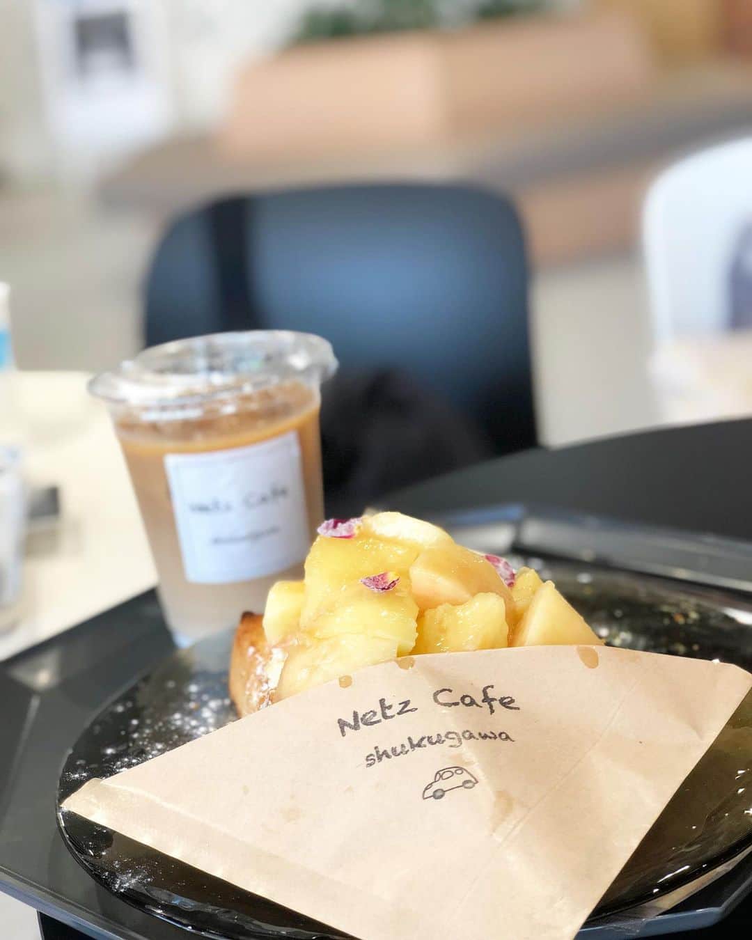 林香里さんのインスタグラム写真 - (林香里Instagram)「・ ・ 初めていった子供連れに優しいカフェ☕️ 子供が遊べるおもちゃや本がいっぱいで 落ち着く空間☺️❁❁❁ ＊・ ・ 関西各地から仕入れているパンは絶品でした😋 この日は、たっぷり桃とクリームチーズのトーストで 組み合わせが最高だった♥︎♥︎♥︎ ・ ・ 📍nets cafe shukugawa  #cafe#morning#mama#kids」8月29日 17時58分 - kaori_hayashi1203