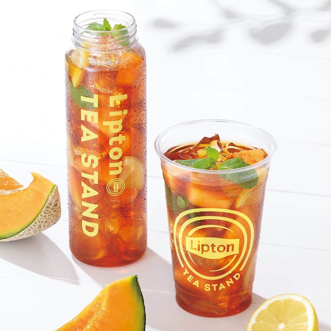リプトンのインスタグラム：「Fruits in Tea茨城メロン　TEA STANDで新発売！🍈 茨城県産「クインシーメロン」を使用した限定メニューは、さわやかなアールグレイの紅茶＆甘いメロンに、レモンとミントがベストマッチ♪ ちなみに、今月発売の「スムーティー茨城メロン」「Fruits in Tea 茨城メロン」に使用されているメロンはJA茨城旭村のもの。 サステナビリティに取り組むリプトンでは、規格外品として加工用に回ってしまうメロン（皮に傷が入ってしまったり、編み目のないもの）をこの度TEA STANDでより自然な味わいで楽しんでいただくためにおいしいメニューを開発しました！ #リプトン #Lipton #LiptonTeaStand #TeaforLife #フルーツインティー茨城メロン #期間限定 #名古屋 #博多 #リプトンでつながる」
