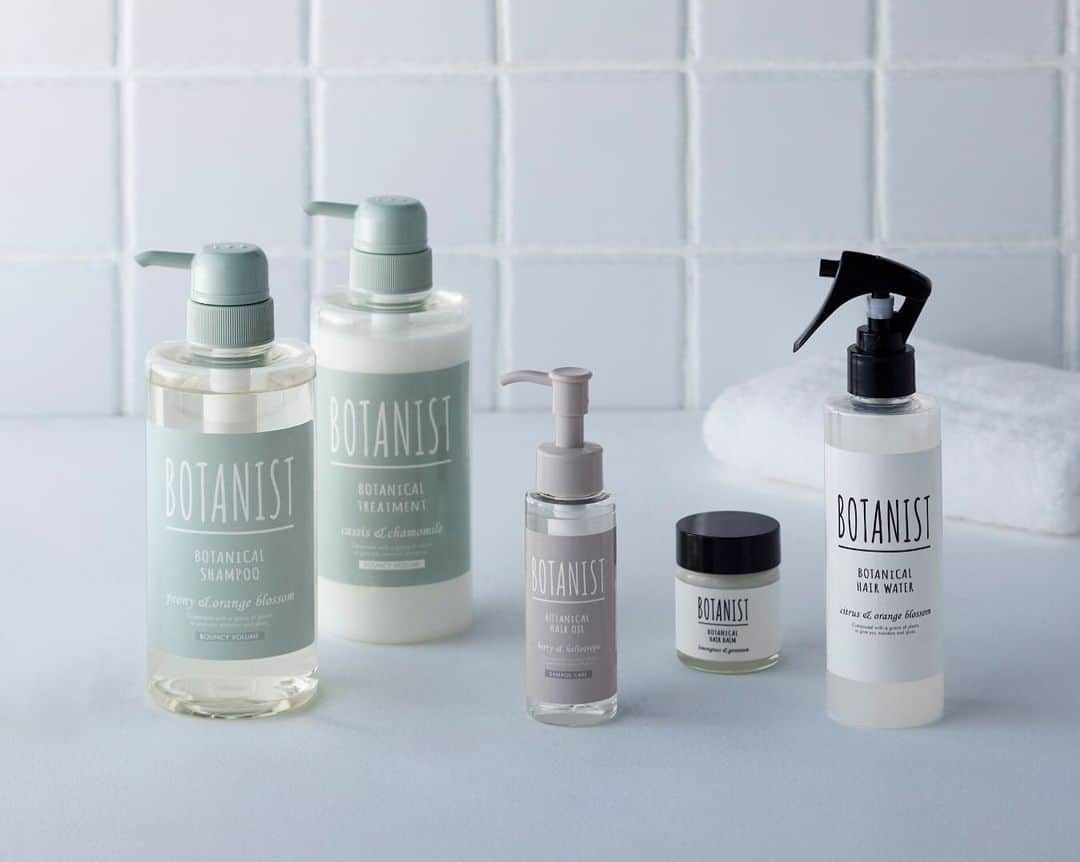 のインスタグラム：「【NEW】⠀ 本日、 #BOTANIST から4種のアイテムが同時発売！ あなたのヘアケアに合わせて、選んでみてくださいね♪ ⠀⠀ ①ボタニカル バウンシー ボリューム🌿 ✔︎ ハリ・コシにアプローチする新定番ライン ✔︎ ぺたんこヘア＆柔らかい髪質でお悩みの方へ ✔︎ シャンプーは「ピオニー＆オレンジブロッサム」／トリートメントは「カシス＆カモミール」の香り ⠀⠀ ②ボタニカル ヘアバーム✨ ✔︎ BOTANIST初のヘアスタイリング剤 ✔︎ スタイリングに加え、ダメージを補修 ✔︎ 濡れ髪ニュアンスヘアを簡単演出 ✔︎ 爽やかさと落ち着きのある「レモングラス＆ゼラニウム」の香り ⠀⠀ ③ボタニカル ヘアオイル ダメージケア🌱 ✔︎ 人気のヘアオイルにダメージケアシリーズ登場 ✔︎ ダメージを受けた髪に浸透し、潤いを与えて集中補修 ✔︎ 濃厚な甘さと落ち着きある「ベリー＆ヘリオトロープ」の香り ⠀⠀ ④ボタニカル ヘアウォーター💧 ✔︎ お客様の声をもとに、保湿力・潤い力・容量がUPしてリニューアル ✔︎ パサつかず朝のスタイリングが素早く簡単に ✔︎ 透明感と麗しさのある「シトラス＆オレンジブロッサム」の香り ⠀⠀ ※ボタニカル ヘアバームは、BOTANIST Tokyo、公式WEBサイト、オンラインストア、バラエティショップのみの取扱となります。  ヘアバームのお取り扱いについて 直射日光のあたる場所、高温の場所を避けて保管するようにしてください。高温でバームが溶けてしまった場合は、液漏れに注意し、冷ましてバームが固まってからご使用ください。 ⠀⠀ Today BOTANIST is releasing 4 new products, all at once! Choose the one that suits your hair needs!  1.	Botanical Bouncy Volume ✔︎New series that gives volume to your hair ✔︎Recommended for flat and lifeless hair ✔︎Pleasant aroma of Peony & Orange Blossom (Shampoo) and Cassis & Camomile (Treatment)  2.Botanical Hair Balm ✔︎New styling item from BOTANIST ✔︎Recommended for damaged hair ✔︎Get that wet look easily ✔︎Pleasant aroma of Lemongrass & Geranium  3. Botanical Hair Oil Damage Care ✔︎New addition from our popular Damage Hair Series ✔︎Supports damaged hair and give maximum moisture ✔︎Sweet and concentrated aroma of Berry & Heliotrope flower  4.Botanical Hair Water ✔︎A new and improved version of our popular Botanical Hair Water ✔︎For easy styling in the morning ✔︎The subtle but uplifting aroma of Citrus & Orange Blossom ※Note: Botanical Hair Balm is only available at Botanist Tokyo, official webstore &Habit, selected online stores and variety shops.  #ボタニスト #botanisttokyo #ボタニストトウキョウ  #バウンシーボリューム #バウンシー #ボリュームシャンプー ⠀⠀ 🗼@botanist_tokyo 🌍@botanist_global 🇨🇳@botanist_chinese 🇰🇷@botanist_korea」
