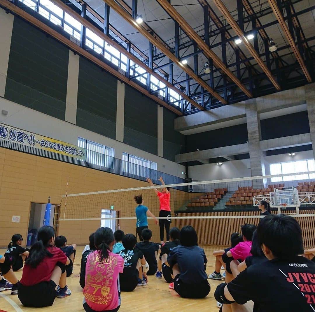 のインスタグラム：「. . 夏休みバレーボール キャンプpart2も無事終了‼︎ . . みんなとっても頑張りました‼︎ . . こちらが促さなくても キャプテンをやってくれた子を 中心にテキパキ行動する姿 素晴らしかったです‼︎ . . 夏休みの最後に この夏1番の思い出となって いたらとても嬉しいです😊‼︎ . . キャンプではブロックについての お勉強も。 . . たとえば今度のワールドカップを 観戦するときにも ブロックに着目してもらえたら みんなの観戦レベルも みんなのバレーに対する意識も 大きく変わるでしょうし ブロックが機能していれば ディグが上がってくるということに 気がつけば ブロックの重要性というのを 感じてもらえるのかなと思っています。 . . 地道にこうしてコツコツと やっていくことが バレー界の未来に繋がると信じて。 . . 参加してくれたみんな 楽しい時間をありがとう😊‼︎ . . また一緒にバレーボールしようね‼︎ . . そしていつもいつもお世話になっています ホテル金甚のみなさま‼︎ ありがとうございます😊‼︎‼︎ . . #チャレンジワールド #asics #アシックス #夏休みバレーボールキャンプ #ホテル金甚 #妙高市  #バレーボール教室  #バレーボールクリニック #バレー界の未来 #バレー界の宝物」