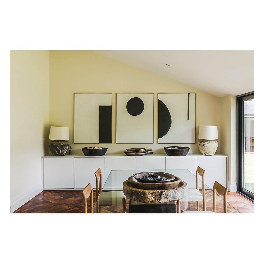 The Modern Houseさんのインスタグラム写真 - (The Modern HouseInstagram)「#forsale As their home comes on the market, Anna and Willie McDougall tell us how they turned a 22-bedroom monastic retreat into an elegantly converted Georgian country house for their family. Link in our bio to read the full feature and see the sales listing. @aubespokestudio」8月29日 18時04分 - themodernhouse