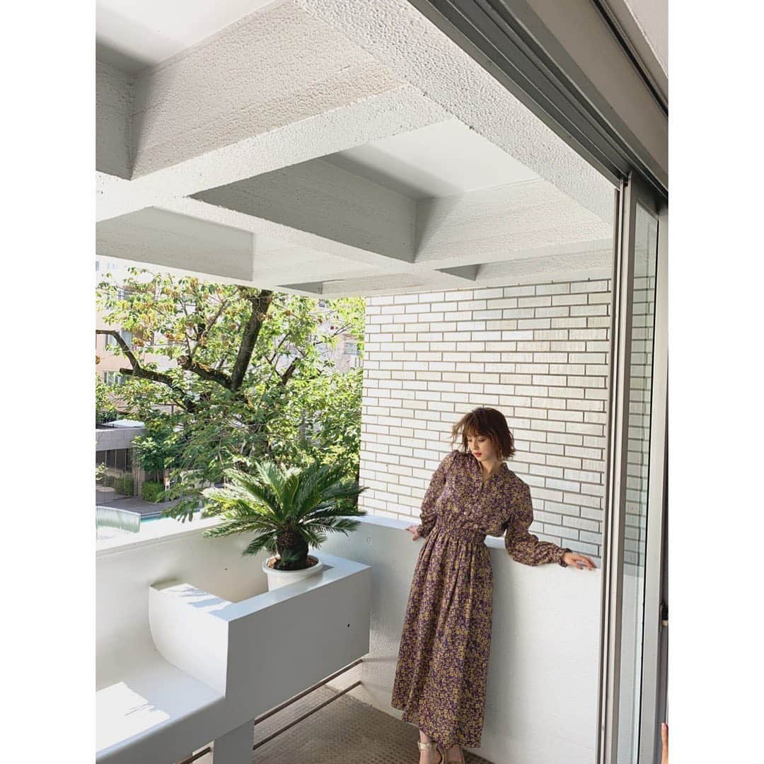 佐々木希さんのインスタグラム写真 - (佐々木希Instagram)「アンティーク調の花柄ワンピース💐 この柄に惚れて三色作りました。 大好きなシェルボタンを付けて。 サイズS、Mあります！  #iNtimité#AW #新作」8月29日 18時04分 - nozomisasaki_official