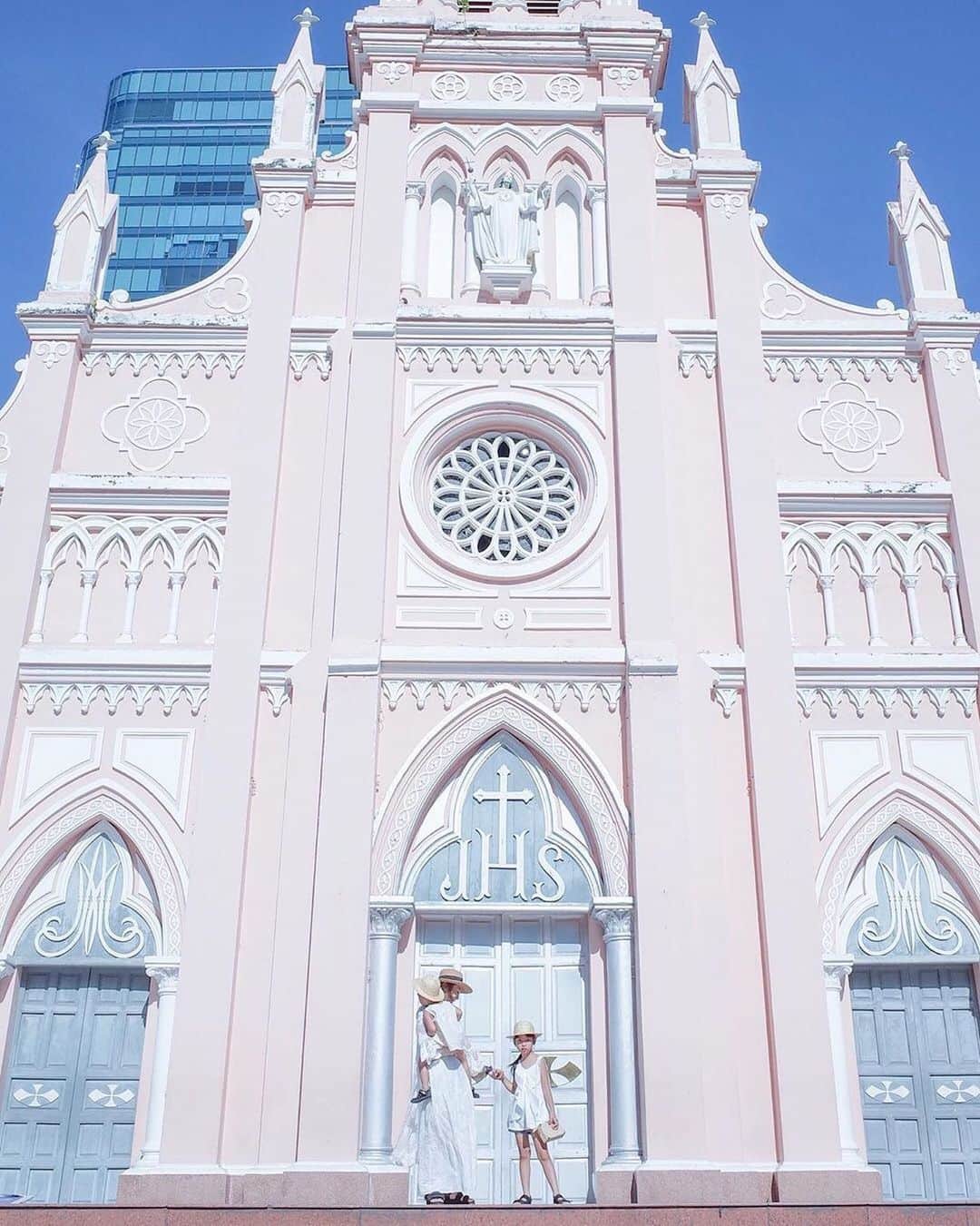 タビジョのインスタグラム：「こんばんは😊 お子さまと旅やお出かけを楽しんでいるお写真は 「#タビジョ」とあわせて 「#ママタビジョ」でお待ちしてます！ 本日はこちら💕 ＊＊＊＊＊＊ 📸@____amerinco____ さん 🚩ベトナム 「ダナン大聖堂」 ここも絶対に行ってみたかった場所。  朝8時くらいに行きましたがすでに暑くて日が当たる場所では写真を撮るだけでも一苦労でした😅  ちょうど教会内の掃除中で内部も見ることができました。(通常はミサの時間帯に解放されるらしいです) ＊＊＊＊ #タビジョ #タビジョと繋がりたい」