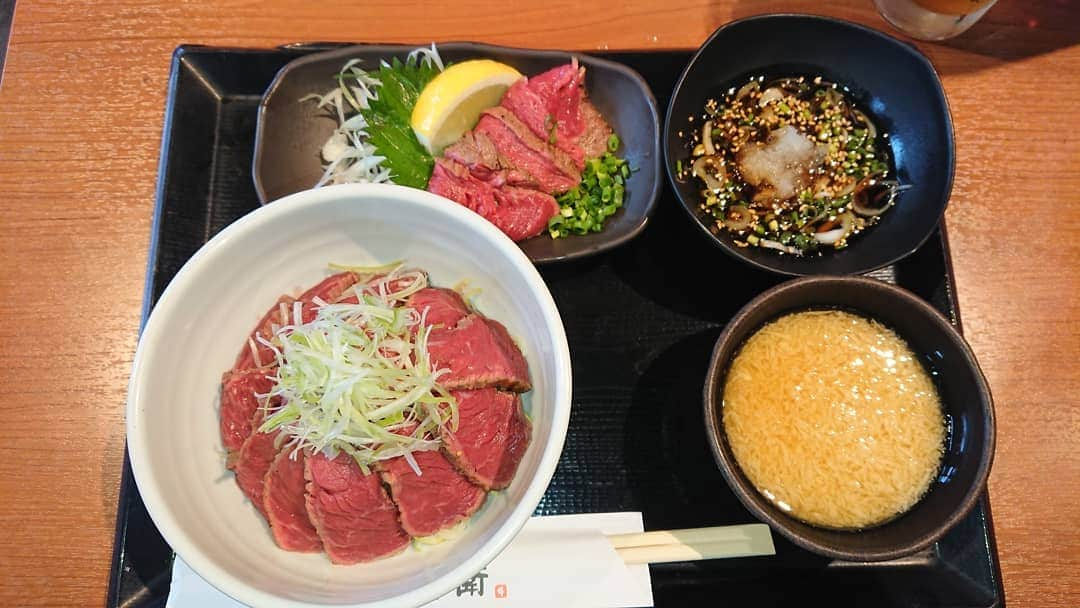 大沢文也さんのインスタグラム写真 - (大沢文也Instagram)「最強の減量飯👍 美味しいもん食べて痩せる！ 最高すぎますね😂😂 #大沢文也丼 #赤身肉 #赤身 #どんぶり #丼 #タンパク質 #高タンパク #低カロリー #肉好きな人と繋がりたい #肉食系男子 #肉しか信じない #肉最高 #肉しか信じない #肉命 #らんち #ランチ #おひるごはん #美味しい #グルメ」8月29日 18時04分 - fumifumi_k1