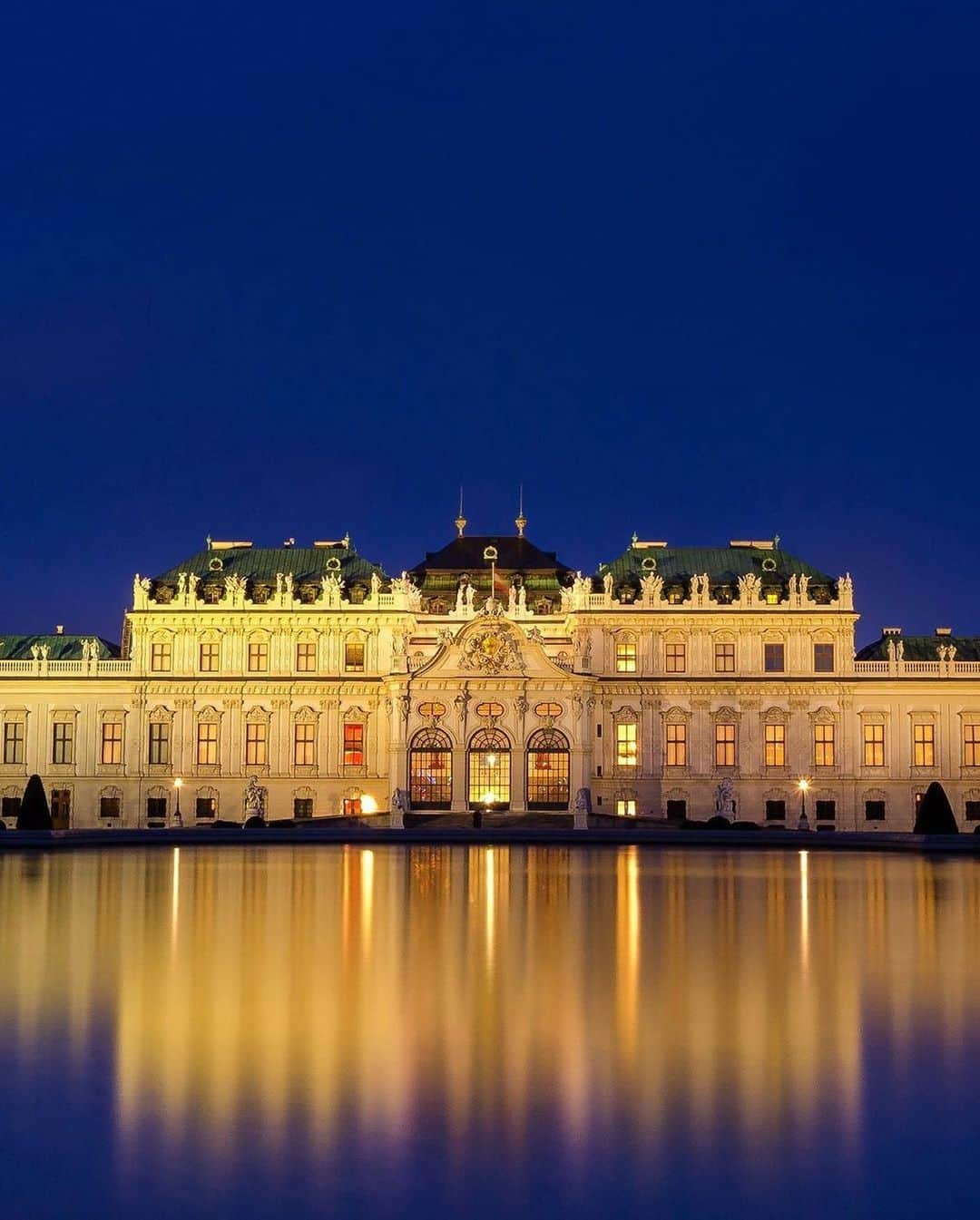 Wien | Viennaさんのインスタグラム写真 - (Wien | ViennaInstagram)「The absolutely stunning Belvedere Palace at night. Doesn‘t this look like straight from a fairytale? It houses one of Austria's most valuable art collections – with key works by Gustav Klimt, Egon Schiele and Oskar Kokoschka. One of the most famous paintings: The Kiss. Did you see it in person? 🌃💫 by @nagyloryphoto #ViennaNow」8月29日 18時07分 - viennatouristboard