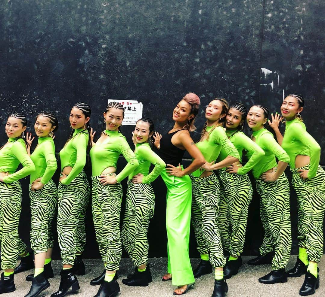 Nazukiのインスタグラム：「2019.8.26. Dance Holic Summer‼️ ママナンバー MamiTaz❤️ 第2弾作品作り、出演しました✨✨✨✨ 2ヶ月間、毎週1回の子連れリハーサル‼️ 出産前にダンスやっていたけど、産んでからダンスやってないママさんばかりで、子育てに仕事にダンスにほんとよく頑張ってました👏🏻👏🏻👏🏻😭 前回より振りのレベルも高くしていて、みんは一生懸命練習していて、上手い下手とかではなく、一生懸命になることが、人を輝かせてくれてる気がして、どんどん、みんなキラキラな目をしていてました✨✨ 私自身、ママになっても一人の女性としてママとしても輝き続けたいと思い、ダンスを通して その思いを伝えられたらと思い、ママさん向けのママ&ベビーレッスンから始まり、ママもステージに更に子供と一緒に立って、輝いてほしいと思い、ママナンバーが実現しました👍👍👍 一人でも多くのママさんや女性にパワーや、子育て以外にも一生懸命夢中になる心や、勇気など与えたくて、ダンスを通して伝えられたら、嬉しいなと思います😊😊 子供はママが輝いてるの1番の幸せだと思ってます❤️ まだまだママになって新米だし、始めたばかりだけど、これからも、子育て仕事そして、ママである前に一人の女性として、輝き続けられるよう 日々精進していこうと思います✨✨ MamiTazメンバーありがとう😊😊😊❤️ 動画、また載せます‼️ #mama #dance #coreography #dancer #nazuki #mamadance  #neon #ダンホリ #ダンサーママ #シンママ」