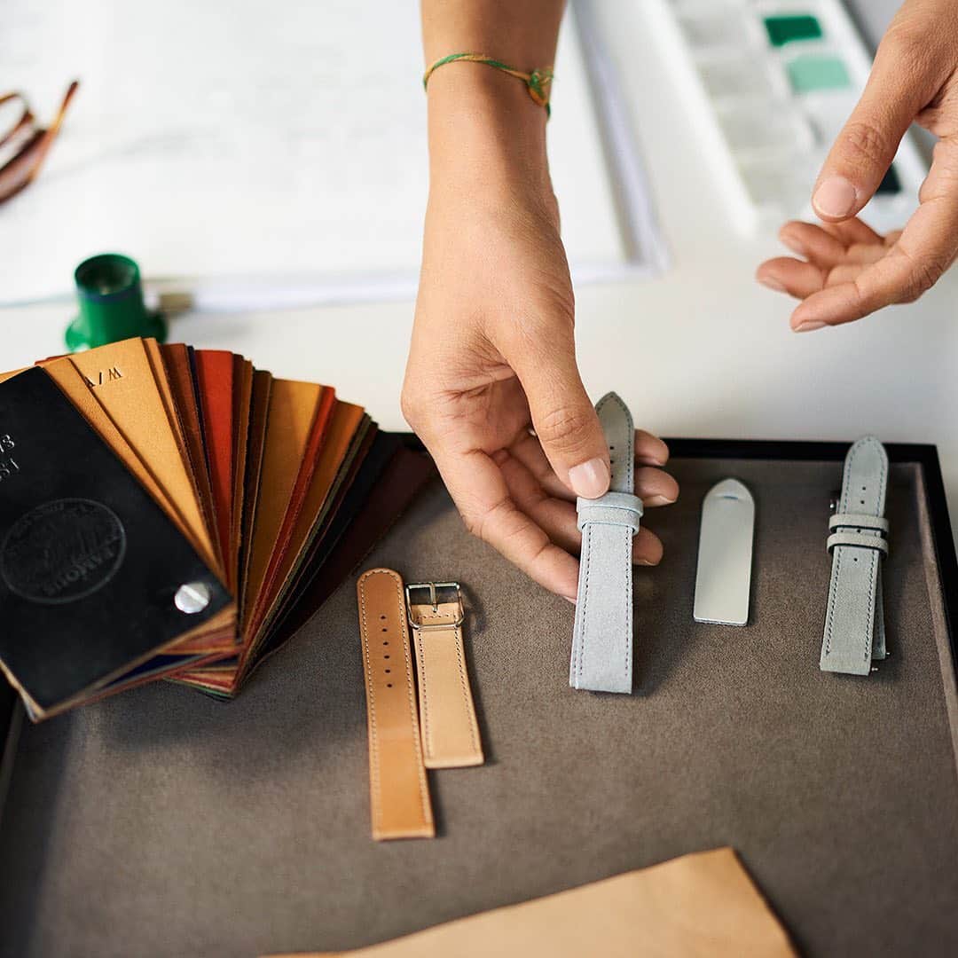のインスタグラム：「At the heart of everything we do at NOMOS Glashütte: sustainability.  We place great value on producing our watches in an efficient and environmentally-friendly way. That is why we use high-quality materials, such as naturally-tanned leather and ethically-sourced gold. Metro date power reserve has received the Green Product Award (2015) for its sustainable credentials—as well as outstanding design and technical innovation.  #nomos #watch #watches #watchesofinstagram #watchmania #watchfam #watchuseek #watchlove #watchlover #horology #timepiece #timepieces #watchstraps #sustainability #watchmaking #watchmaker」