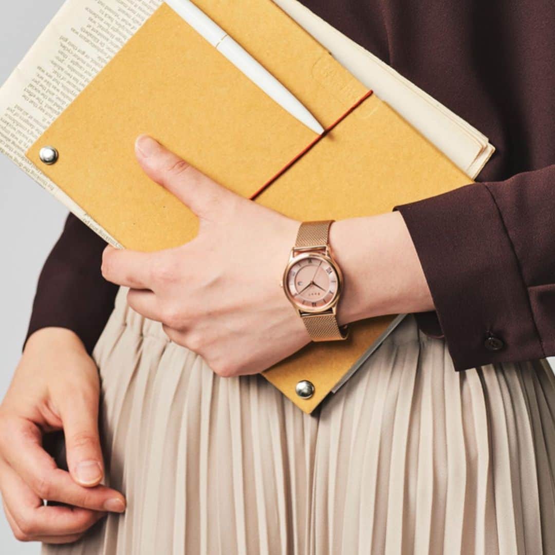 Maker's Watch Knotさんのインスタグラム写真 - (Maker's Watch KnotInstagram)「人気のレディースソーラーウォッチに新色追加。 アクセサリーライクなオールローズゴールド！ 女性らしいエレガントな色合いです。  #knotwatch#knot#wristwear#wristwatch#madeinjapan #ノット#腕時計#時計#日本製#カスタムオーダー」8月29日 18時13分 - makers_watch_knot