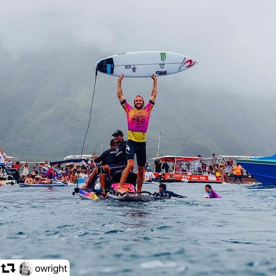 dragonalliancejapan （公式）さんのインスタグラム写真 - (dragonalliancejapan （公式）Instagram)「CT第7戦Tahiti Pro Teahupo'oにて、ビックスウェル対決を制しオーウェン・ライトが優勝🔥🔥 . 安定したパフォーマンスを見せるも久しく勝っていなかったオーウェンにとっても嬉しい念願の勝利🏆 . 若手注目の @sethmoniz も第3位とDRAGONの面々大活躍でした🔥 . 詳しい結果は、 @wsl より🤳🏻 . Congrats @owright ❗️❗️ . . . #repost @owright ・・・ Dreams come true! I finally won the event I’ve always dreamed of winning! Thank your to everyone that has helped me make this happen today!  @ripcurl_aus @monsterenergy @dragonalliance @ocean_earth79 @dhdsurf」8月29日 18時13分 - dragon_japan