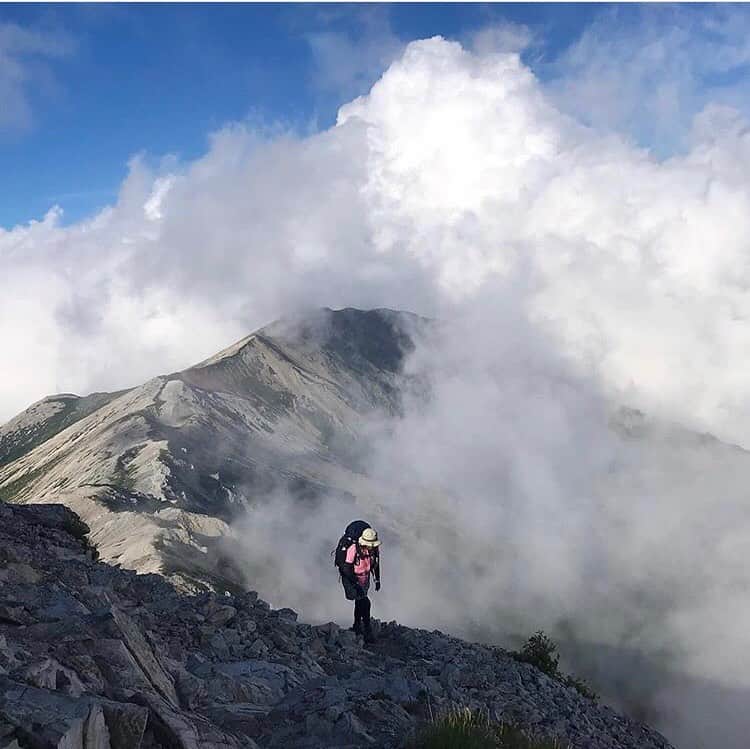 登山*トレッキング*アウトドア『.HYAKKEI』さんのインスタグラム写真 - (登山*トレッキング*アウトドア『.HYAKKEI』Instagram)「躍動感ある白馬の一枚。わきたつ雲が山歩きを奮い立たせますね。 ・ photo by @tomoko_kurosaka ・ ・ ・ ・ ・ あなたの山の思い出picを#hyakkeime で投稿してください！みんなで素敵なお山ギャラリーをつくりましょー！﻿ ・﻿ ・﻿ ・﻿ #登山好きな人と繋がりたい #登山 #山登り #山歩き #山ガール #登山女子 #山ボーイ #山バカ #landscape #絶景 #日本の絶景 #as_archive #vsco #reco_ig #光と影 #広角 #青空 #sky #自然美 #北アルプス #稜線歩き #テント泊 #白馬岳」8月29日 18時13分 - hyakkei_me