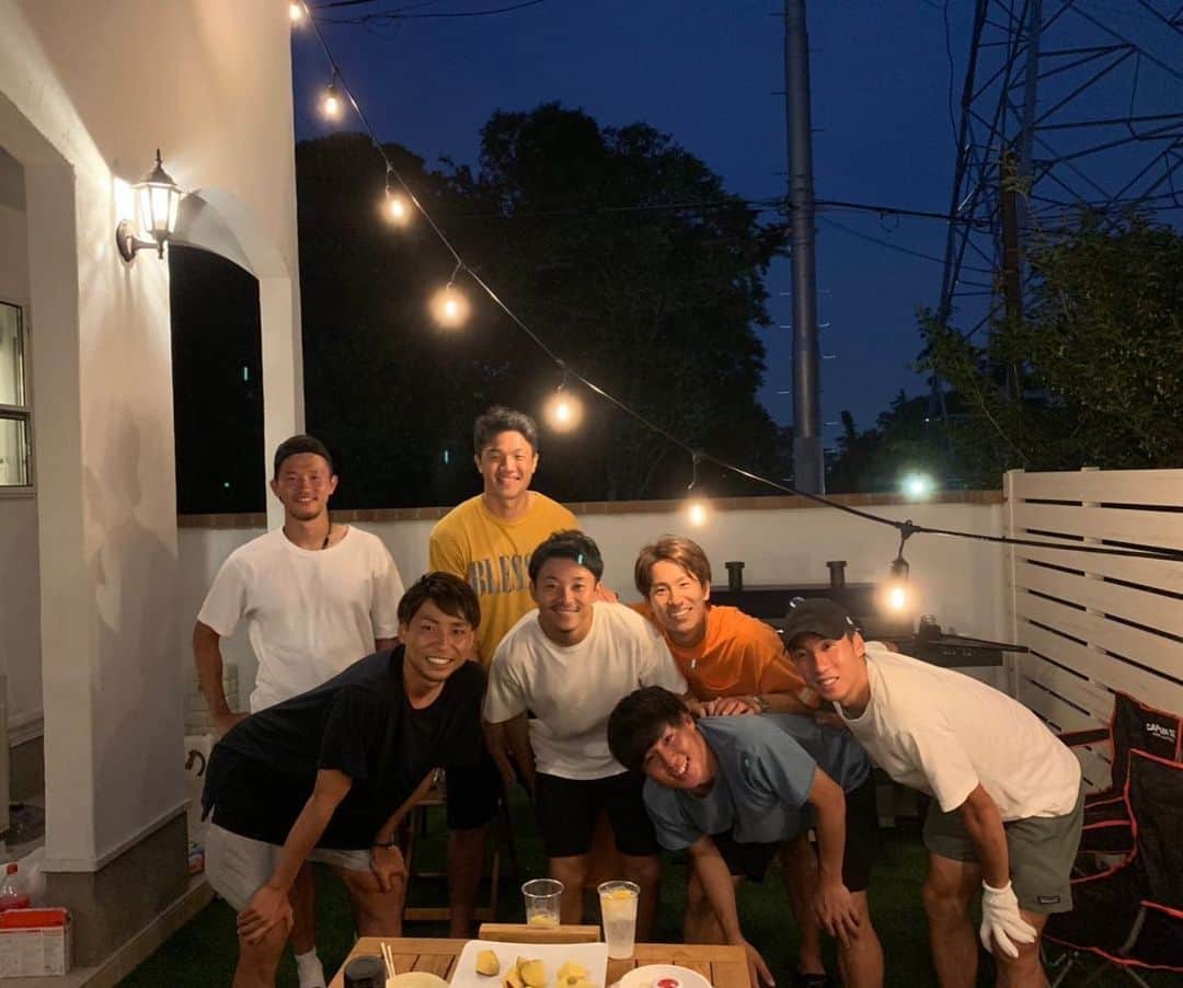 のインスタグラム：「BBQ 先日ノボリくん宅BBQに呼んで頂きました！ みんなで準備から頑張りました(1人を除いて)※写真3枚目 お子さんともたくさん遊べて幸せでした😆 家族っていいなぁ #BBQ #豪邸 #北斗ーマス」