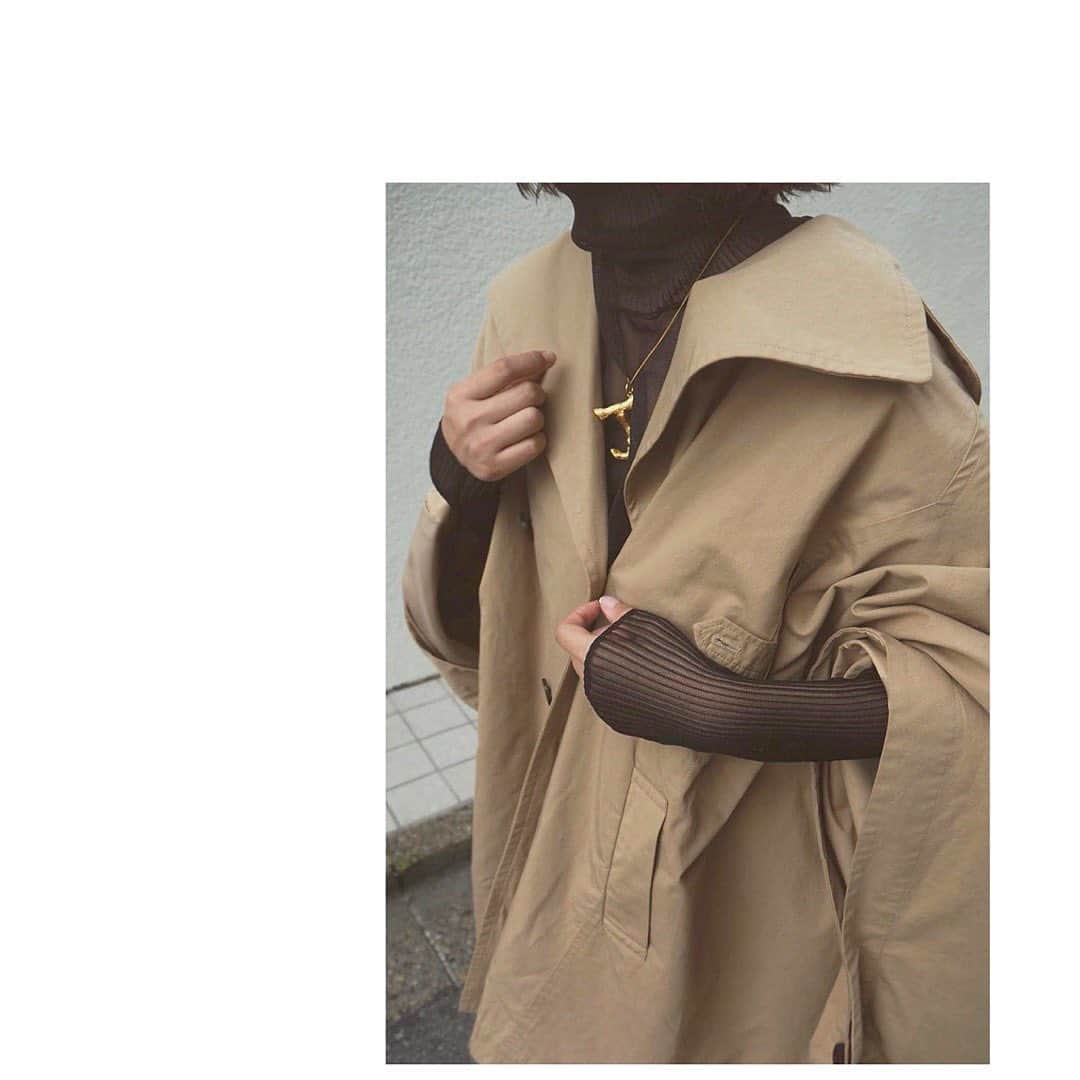 JUNNAのインスタグラム：「@etretokyo 今夜19:00〜新作発売です🐒  理想的な透け感たっぷりのシアーハイネックニット！ ラメを含んだ生地を使用しています✨  イタリア製の糸を使用しているため、 ラメ糸特有のザラザラ感がなく肌触りの良いこだわりtops.  今期はテントコートや、キルティングアウター、ダウン等のボリュームアウターから、キラキラの袖や、襟が覗くスタイルを楽しみたい🙈 ニットの下に着るのも可愛い！  top / #シースルーラメニット  8月29日発売 outer/ #エトレテントコート  6月30日 ご予約終了  #etretokyo #only #junna👠 #156cm #2019ETREaw #ボッテガベネタ #大人カジュアルコーデ#キャメル#カジュアルコーデ #きれいめカジュアル #大人ボブ #シースルー#秋服#ベージュ#ブラウン#ブラウンコーデ」