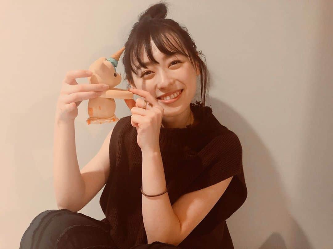 福原遥さんのインスタグラム写真 - (福原遥Instagram)「. 昨日8月28日。 無事21歳の誕生日を迎えることが出来ました☺︎ 周りで支えてくださる家族、友達、大好きなお仕事のスタッフの皆さん、そしてファンの皆さんのおかげで今の自分があります。 改めてたくさんの方との出会いに心から感謝の気持ちでいっぱいです。 自分にとって憧れの21歳。 人として、女優として、歌手として、 実りある意味のある1年にしたいです。 努力を忘れず、ブレずに一歩一歩 歩んでいきます！  写真は、これからお世話になる作品のスタッフの皆さん、友達、そして家族にお祝いして頂いたときのもの！ 温かくて優しい方々ばかり。 新しい作品のクランクインがとっても楽しみです✨素敵なものにできるよう頑張ります！！ #21歳 #誕生日 #いつも本当にありがとうございます #これからもよろしくお願い致します」8月29日 18時23分 - haruka.f.official