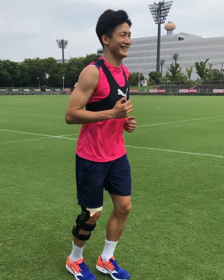 都倉賢のインスタグラム：「今日からゆーっくりだけどジョギング開始する事が出来ました㊗️ なんかグラウンドに出るの久々過ぎて芝の匂いにすら感動。  まだまだ長い道のりですが、振り返ってみたらクソつまらない地味で退屈なリハビリが今の僕を支えてここまで連れてきてくれました。  無事に今日この瞬間を迎えることが出来て僕の中では少しホッとしてるし、地味に感動してます。  これからまた辛かったり、つまらなかったり、あんまり先を見すぎると逃げ出したくなることもあると思うけど、こういった目の前のちょっとした成長に意識の光を当てて積み重ねていけるようにしていきたいなと。  その積み重ねの延長線上に復帰出来る未来があると信じながら👍  明日も明後日もそんな気持ちで頑張っていくぞ！！！ #返り咲きカウントダウン #KAERIZAKI」