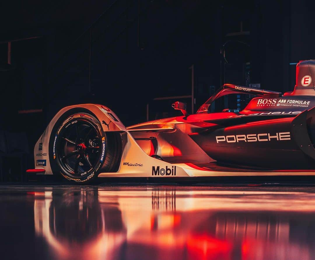 アンドレ・ロッテラーさんのインスタグラム写真 - (アンドレ・ロッテラーInstagram)「A new dawn, a new challenge, a new car. The Porsche 99X Electric.  #startfromzero #PorscheFormulaE #FIAFormulaE #PorscheMotorsport #racing #PorscheFamily #tagheuer #TeamPorsche」8月29日 18時30分 - andre_lotterer