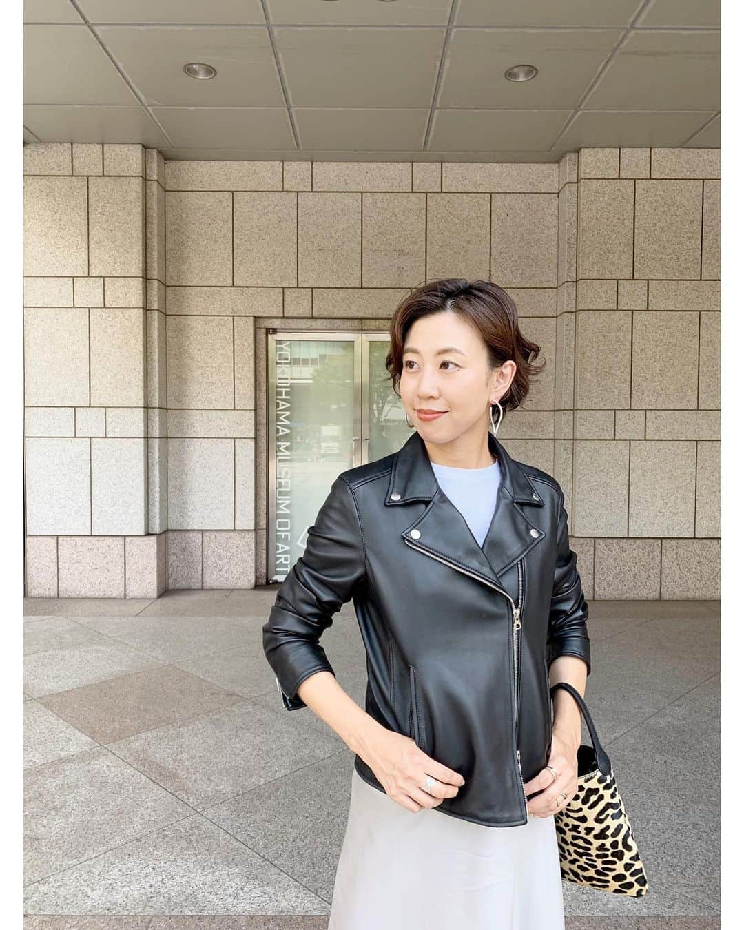 23区さんのインスタグラム写真 - (23区Instagram)「2019 AUTUMN&WINTER﻿ SHEEP LEATHER JACKET﻿ ﻿ @23ku_official  TOP URLの﻿ 「LEATHER JACKET STYLING」から、﻿ スタッフがおススメするレザージャケットの﻿ 身長別着こなしをご覧いただけます☝︎﻿ ﻿ ストーリーのハイライトもcheck！🧡﻿ ﻿ ﻿ ﻿ ﻿ -------------------------------------------------﻿ BAG : BAG: #marcomasi BOBYKA0383 ¥15,000+tax﻿ -------------------------------------------------﻿ ﻿ ﻿ ﻿ ﻿ ﻿ #23KU_DAYS_YOKOHAMA #23区 #23區 #MYSTANDARD23 ﻿ #レザージャケット #ライダースジャケット #スカートコーデ #シンプルコーデ #コーデ #横浜 #みなとみらい #YOKOHAMA #MINATOMIRAI  #横浜美術館 #美術館 #アート巡り #横浜観光 #休日の過ごし方 #私の休日 #タビジョ #fashion #style #ootd #wiwt #code #coordinate」8月29日 18時31分 - 23ku_official