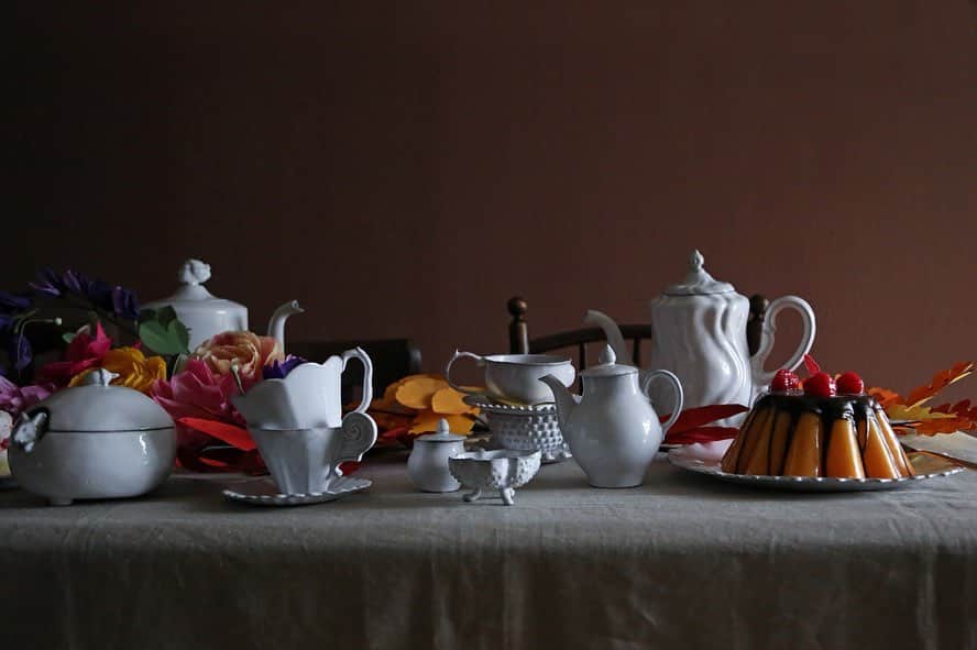 H.P.DECOさんのインスタグラム写真 - (H.P.DECOInstagram)「【RECOMMEND】晩夏の風に秋の香りを感じるようになりました。アスティエ・ド・ヴィラットの華やかな茶器で、秋のティーパーティーはいかがでしょうか。白い釉薬の凛とした佇まいの陶器は、テーブルの上でオブジェのような存在感を放ちます。温かいお茶を注いで、甘いお菓子を並べ、鮮やかに色づいた花を飾る。新たな季節の到来を楽しみませんか。  #astierdevillatte #アスティエドヴィラット#astierdevillatte_hpdeco #hpdeco #アスティエドヴィラットのある暮らし  #interior #インテリア #お茶会 #teaparty #hpdecoaosando」8月29日 18時31分 - atelier_ma_vie