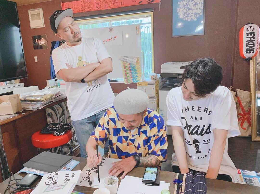 大野拓朗さんのインスタグラム写真 - (大野拓朗Instagram)「いときんさん、TENNさんのお墓参りに行ってきました。 なぜかライオンがいた(笑) コーラとお菓子をお供えしてきました。お持ち帰りだけど😌 久々にちゃんとご挨拶できたし、たくさん元気もらってきました。 4枚目の写真は何をしているのでしょうか……ワクワクな企画を考えておりますので、お楽しみに😁 #ETKING #いときん #TENN #BUCCI #センコウ #コシバKEN #大野拓朗 @etking_official」8月29日 18時32分 - takuro.ohno