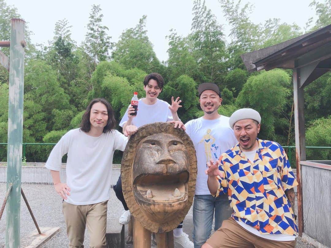 大野拓朗さんのインスタグラム写真 - (大野拓朗Instagram)「いときんさん、TENNさんのお墓参りに行ってきました。 なぜかライオンがいた(笑) コーラとお菓子をお供えしてきました。お持ち帰りだけど😌 久々にちゃんとご挨拶できたし、たくさん元気もらってきました。 4枚目の写真は何をしているのでしょうか……ワクワクな企画を考えておりますので、お楽しみに😁 #ETKING #いときん #TENN #BUCCI #センコウ #コシバKEN #大野拓朗 @etking_official」8月29日 18時32分 - takuro.ohno