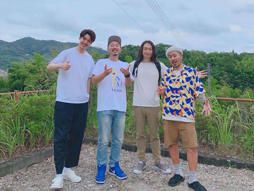 大野拓朗さんのインスタグラム写真 - (大野拓朗Instagram)「いときんさん、TENNさんのお墓参りに行ってきました。 なぜかライオンがいた(笑) コーラとお菓子をお供えしてきました。お持ち帰りだけど😌 久々にちゃんとご挨拶できたし、たくさん元気もらってきました。 4枚目の写真は何をしているのでしょうか……ワクワクな企画を考えておりますので、お楽しみに😁 #ETKING #いときん #TENN #BUCCI #センコウ #コシバKEN #大野拓朗 @etking_official」8月29日 18時32分 - takuro.ohno