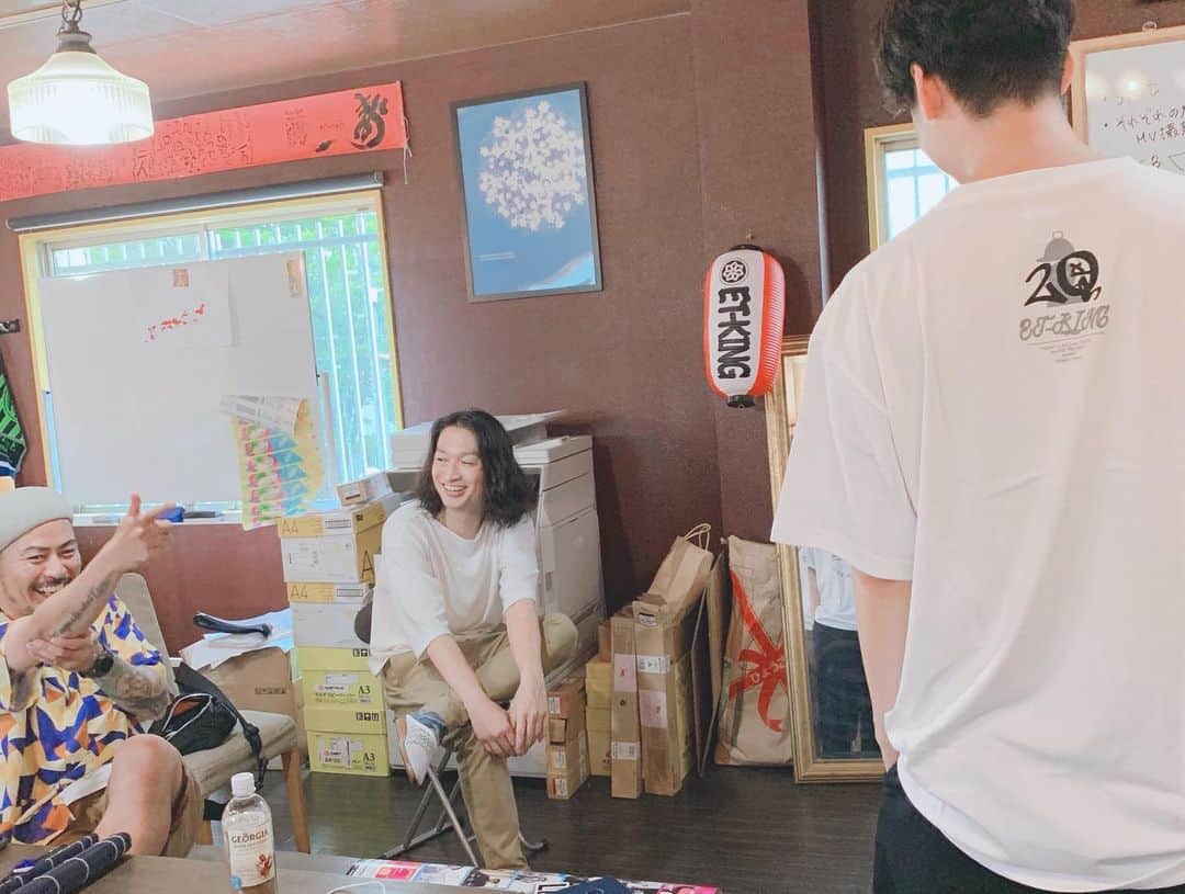 大野拓朗さんのインスタグラム写真 - (大野拓朗Instagram)「いときんさん、TENNさんのお墓参りに行ってきました。 なぜかライオンがいた(笑) コーラとお菓子をお供えしてきました。お持ち帰りだけど😌 久々にちゃんとご挨拶できたし、たくさん元気もらってきました。 4枚目の写真は何をしているのでしょうか……ワクワクな企画を考えておりますので、お楽しみに😁 #ETKING #いときん #TENN #BUCCI #センコウ #コシバKEN #大野拓朗 @etking_official」8月29日 18時32分 - takuro.ohno
