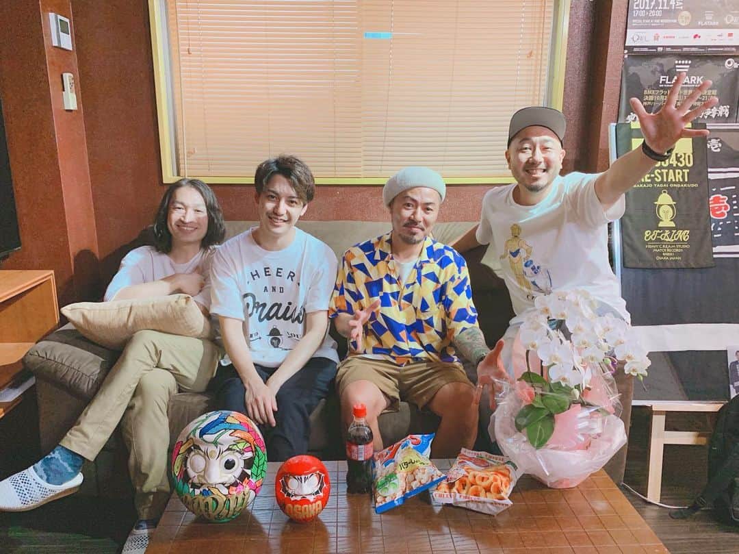 大野拓朗さんのインスタグラム写真 - (大野拓朗Instagram)「いときんさん、TENNさんのお墓参りに行ってきました。 なぜかライオンがいた(笑) コーラとお菓子をお供えしてきました。お持ち帰りだけど😌 久々にちゃんとご挨拶できたし、たくさん元気もらってきました。 4枚目の写真は何をしているのでしょうか……ワクワクな企画を考えておりますので、お楽しみに😁 #ETKING #いときん #TENN #BUCCI #センコウ #コシバKEN #大野拓朗 @etking_official」8月29日 18時32分 - takuro.ohno
