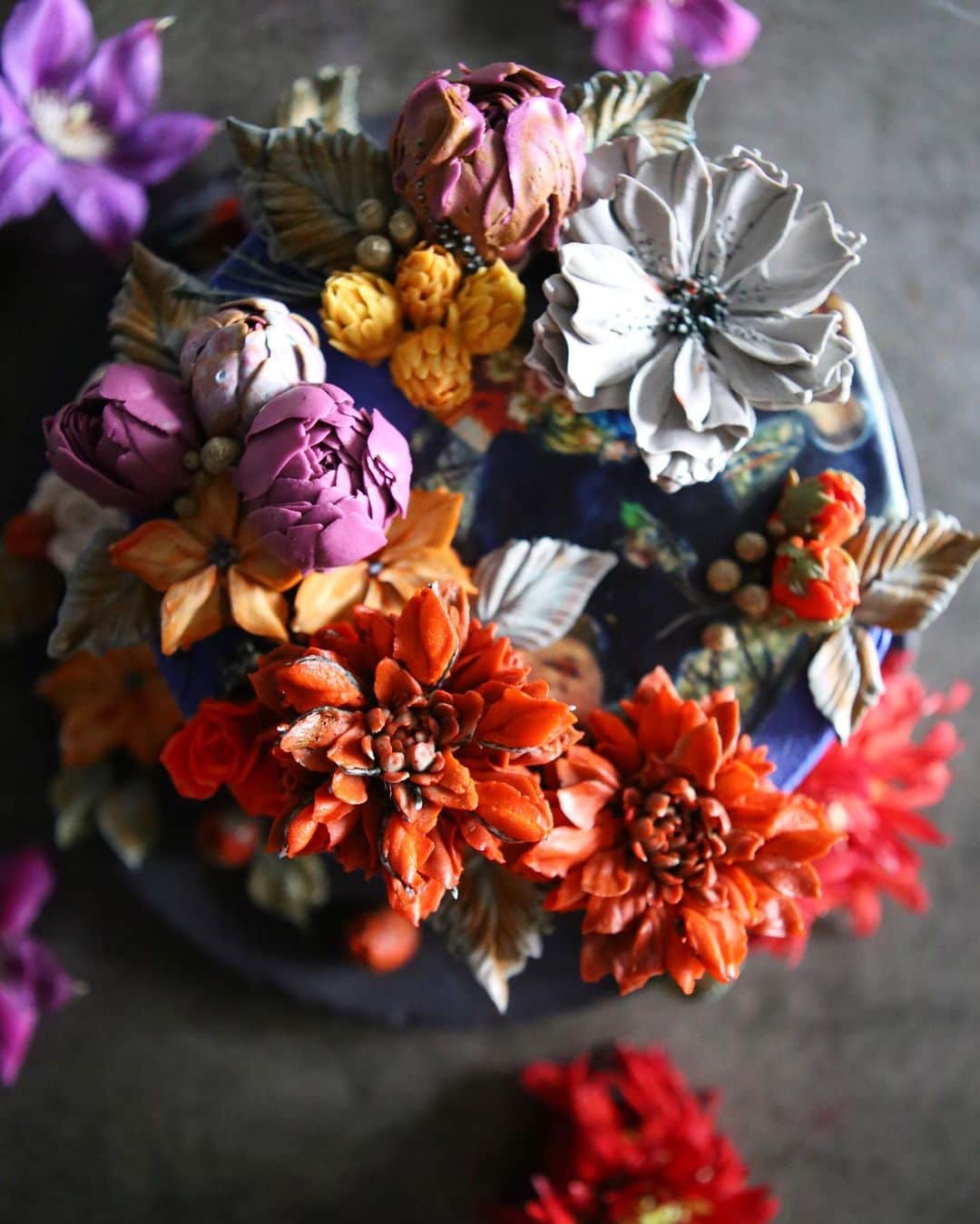 청담 수케이크 (atelier soo)さんのインスタグラム写真 - (청담 수케이크 (atelier soo)Instagram)「ㅡ ❤️❤️❤️ Color&Soo  Buttercream cake 다알리아에는세가지다른레드계열이숨어있었다 생화를보며나만의방식으로학습하기❣️내겐진리 ㅡ #flower #cake #flowercake #partycake #buttercreamcake #wiltoncake #designcake #soocake #플라워케익 #수케이크  www.soocake.com vkscl_energy@naver.com」8月29日 18時47分 - soocake_ully