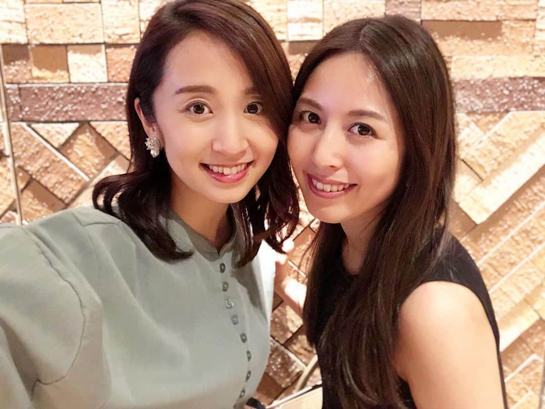 小野恵美のインスタグラム：「海外駐在から一時帰国中のみずき😘久しぶりに会えて色んなこと話すけど、最後には「健康の話」に至る😂笑 そんな年齢よね。  渋谷ヒカリエの #茶庭然花抄院 で水ゼリー初体験！「水車厘」という当て字も粋です🌿 最初思ったより弾力あるゼリーかと思いきや、するりと溶けて水状に✨😳さっぱり！ 濃厚な黒蜜が美味しかった💕 #水車厘 #水ゼリー #渋谷 #ヒカリエ #和カフェ #親友 #一時帰国 #抹茶 #和スイーツ #日本の味 #茶庭然花抄院 #涼 #黒蜜」