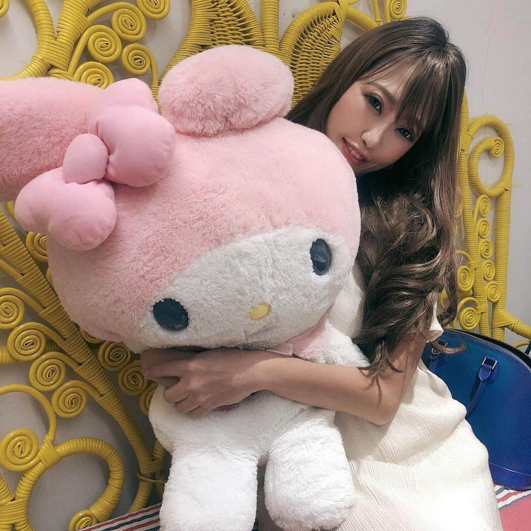 DJ YURINAさんのインスタグラム写真 - (DJ YURINAInstagram)「🧸💓😻 だきまくら😻💓 . 昔っからだきまくらないと寝れなかったぁー🧸 #今もだけど . #マイメロよりキティ派 #マイメロメンヘラ説 #マイメロ映え #マイメロ #djyurina #dj #オフの日 #おんなのこ #ぶりっこポーズ . フィルターも女の子風に変えてみましたっ😘 . こんな事でもしないとどんどんたくましくなっていきそうで、、、 たまに女子だったこと忘れてるよね笑」8月29日 18時39分 - dj_yurina_tokyo